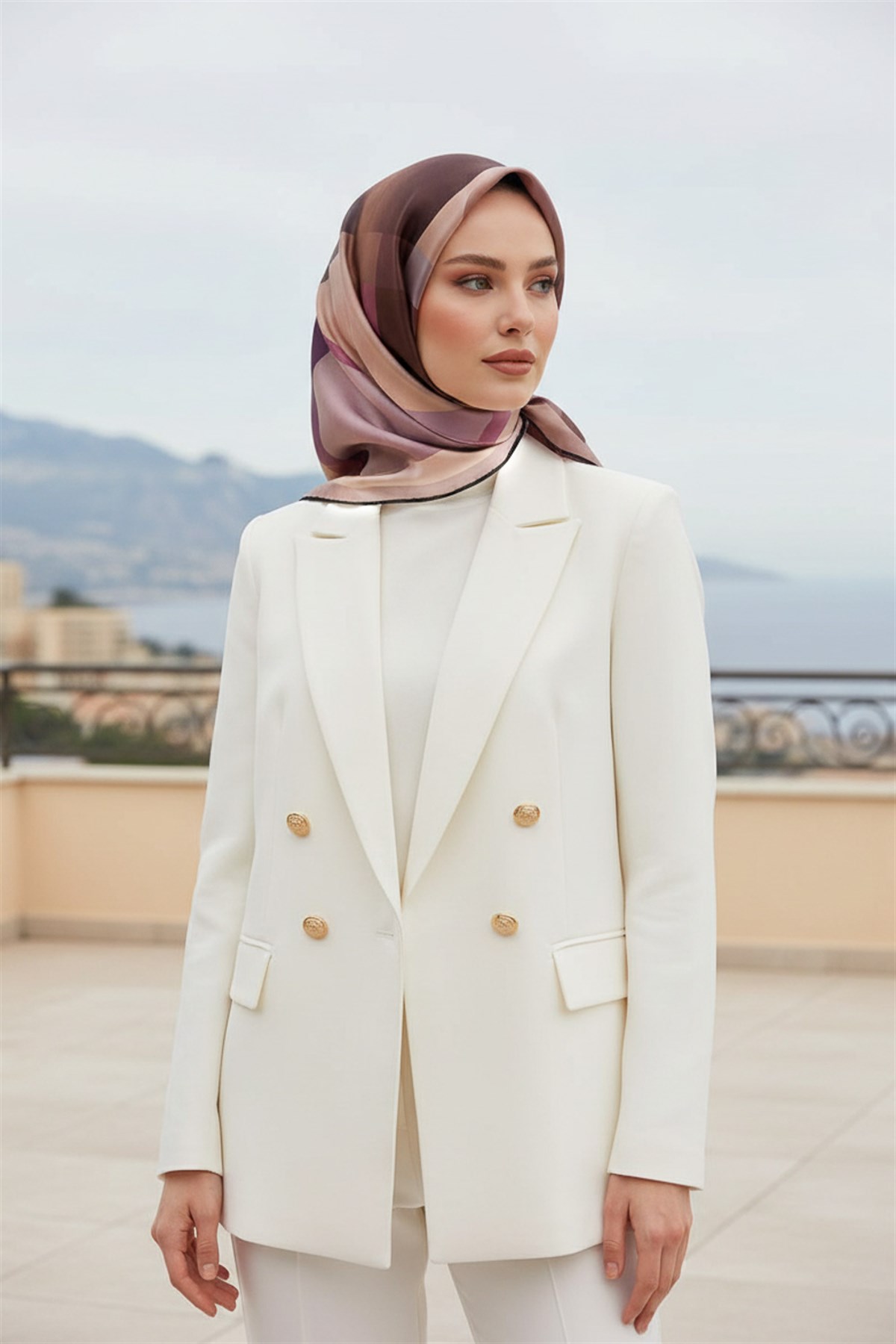% 57 İPEK % 43 VİSKON Twill İpek Geometrik Desenli Bej - Gül Kurusu Renkli 90x90 Eşarp Dikim Şekli : El Dikişi