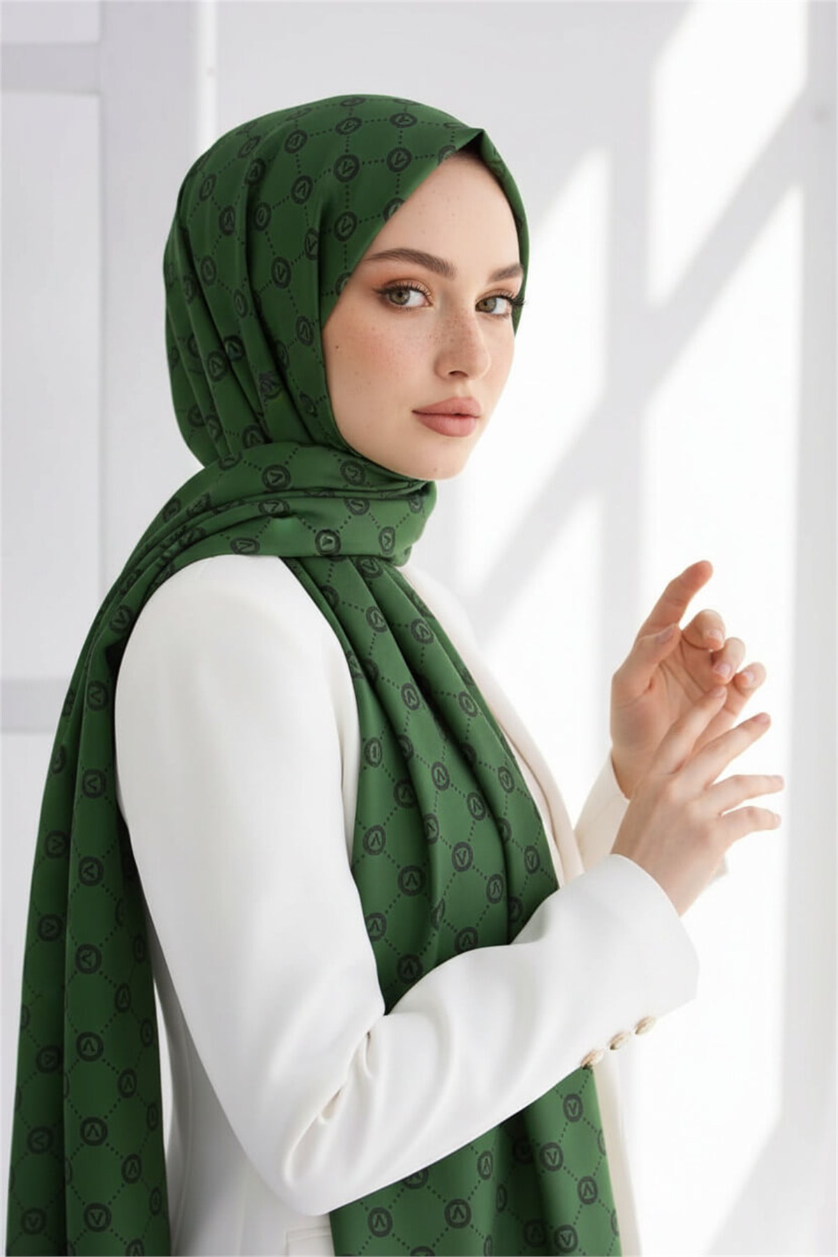 %100 Saf İpek Şal İnce Saten Vual Dokuma V Logo Desenli Zümrüt Yeşili Renkli 90x210 Şal