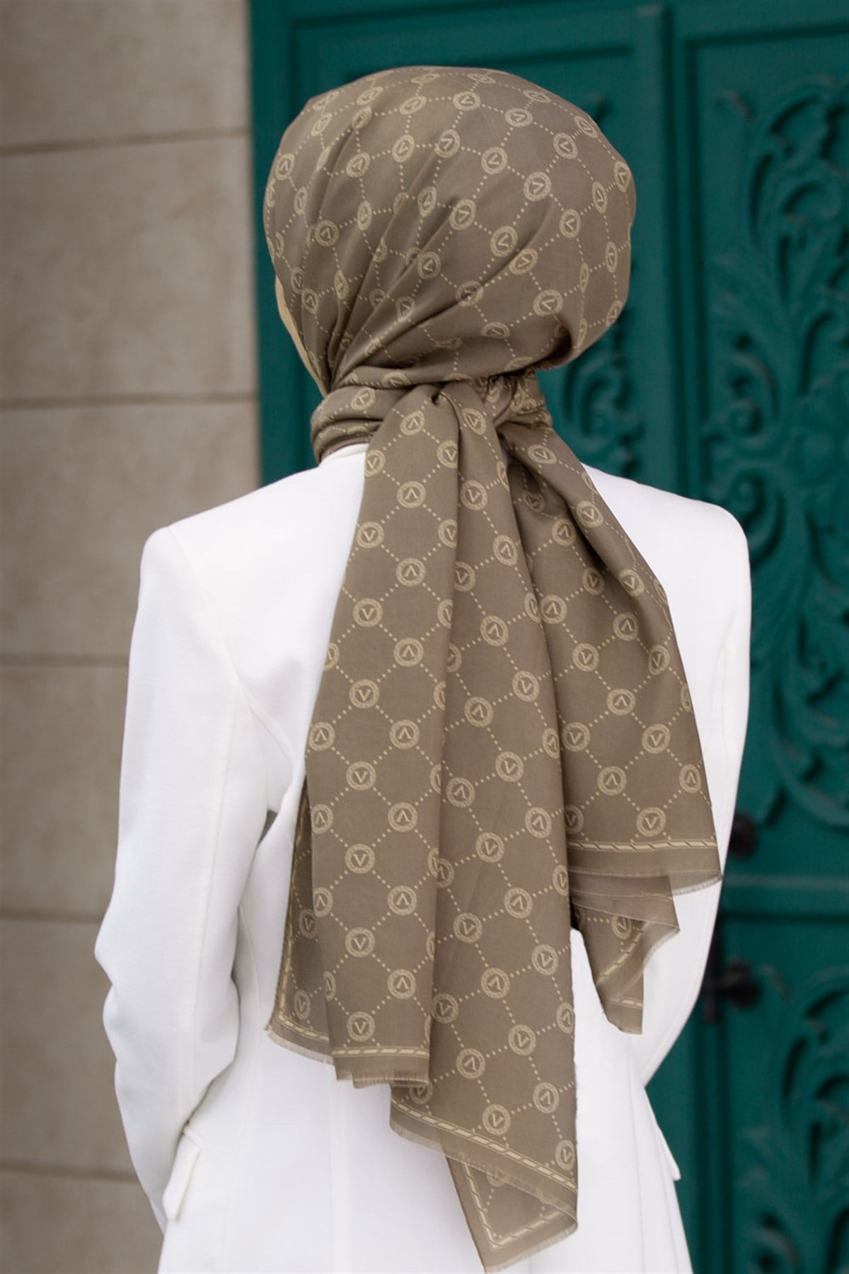 % 100 İpek V Logo Desenli Sütlü Kahve Renkli 90x210 Şal