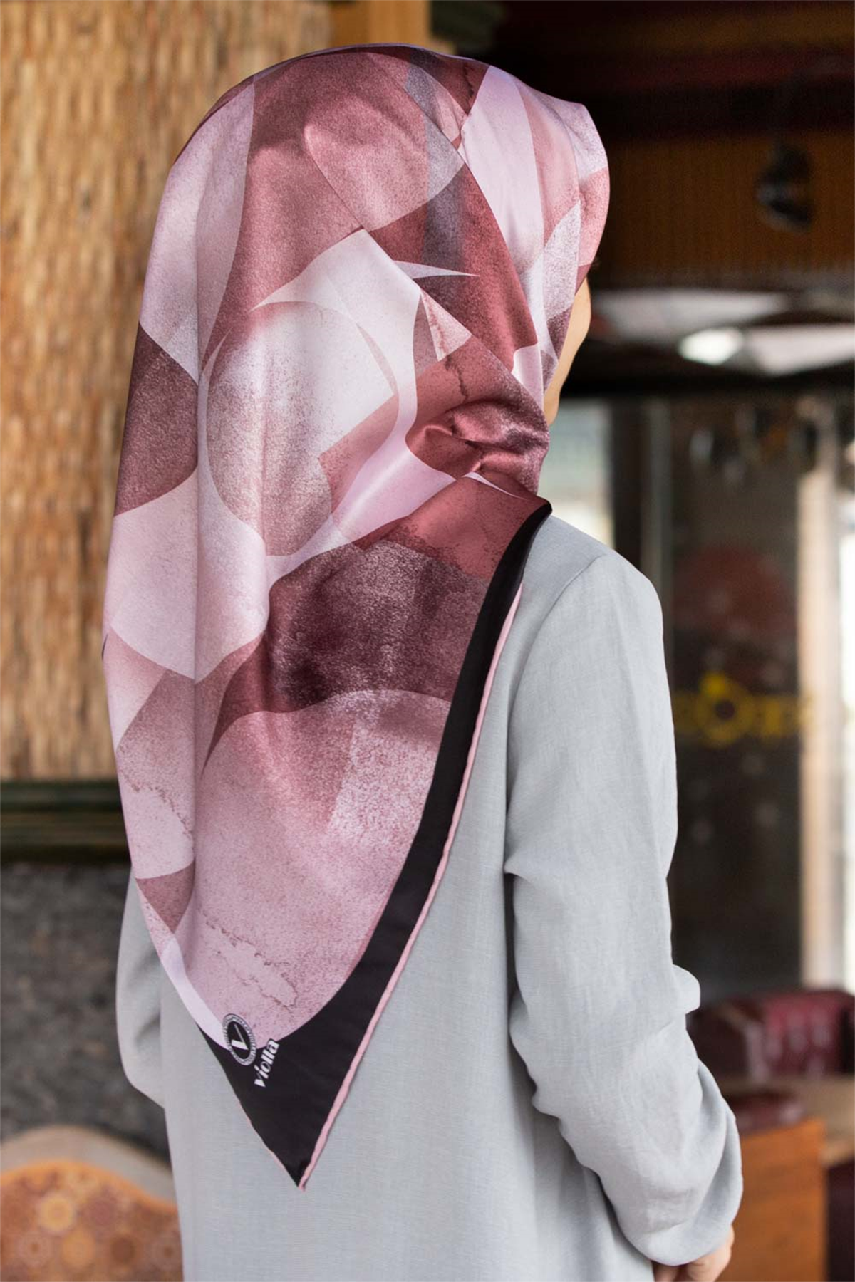 Twill Geometrik Desenli Pudra Renkli 90x90 Eşarp (İpek İçermez)Kenar Dikiş Şekli El Dikişli
