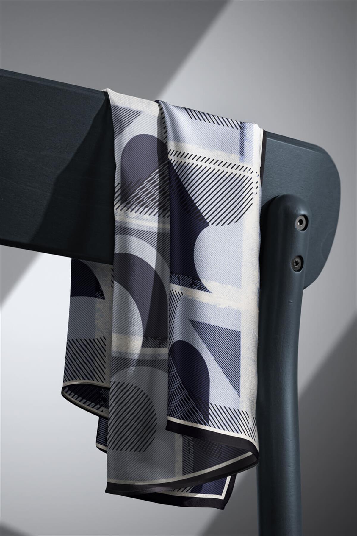 %100 Twill İpek Geometri Desenli Siyah-Krem Renkli 90x90 Eşarp Kenar Dikiş Şekli El Dikişli