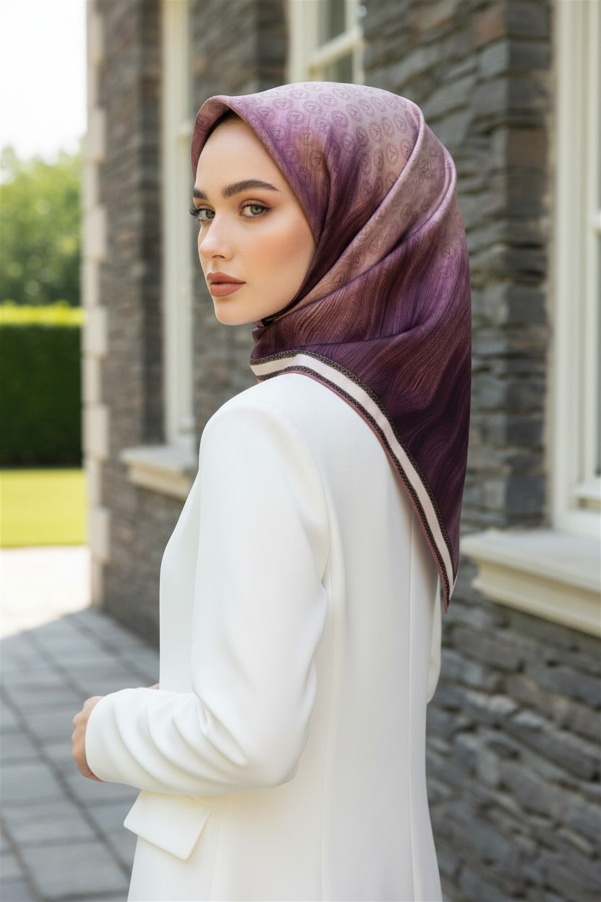 100% Twill İpek Monogram Desenli Pudra Renkli 90x90 Dikim Şekli : El Dikişi Eşarp