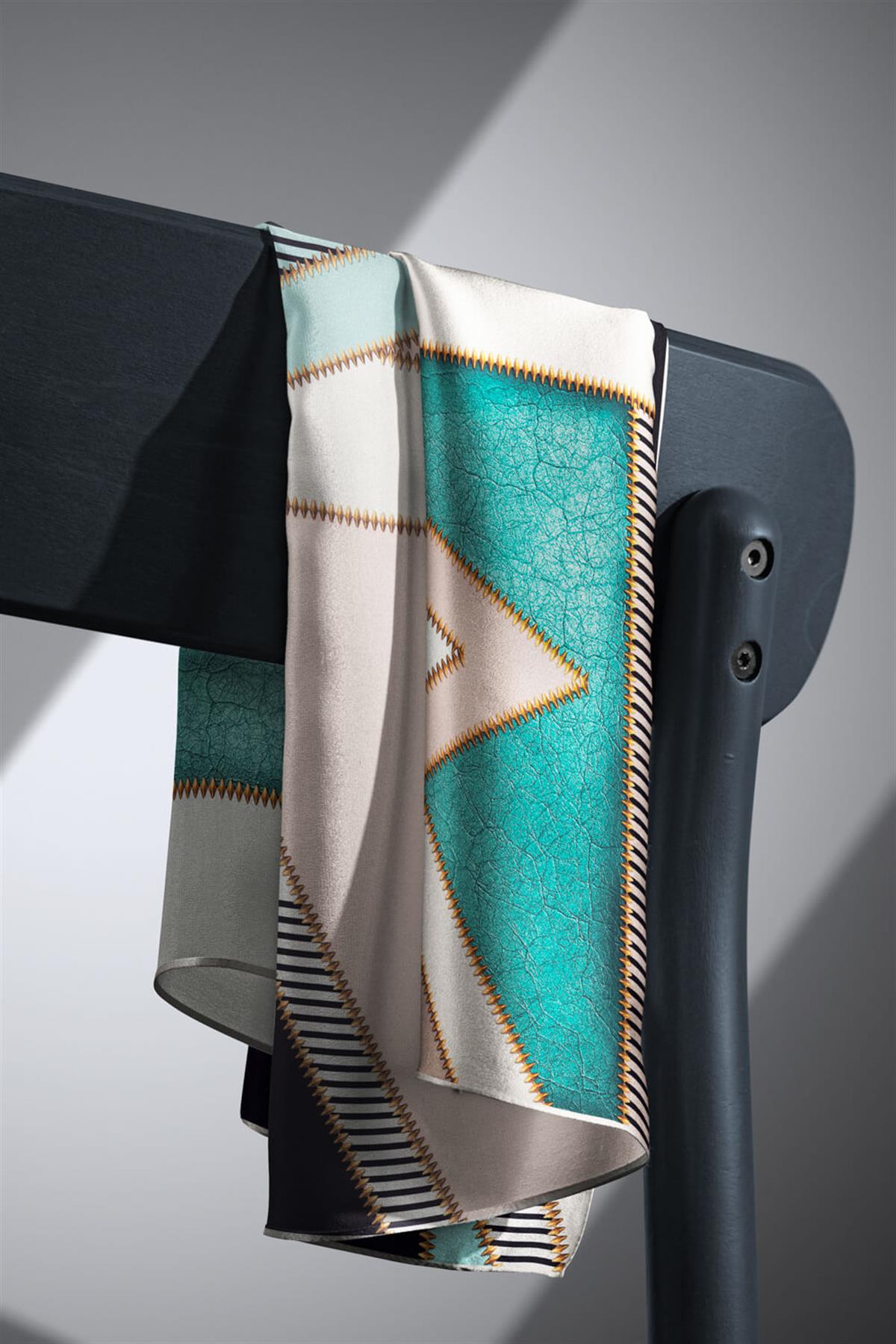 %100 Twill İpek Geometrik Desenli Zümrüt Yeşili - Somon Renkli 90x90 Eşarp Dikim Şekli : El Dikişi