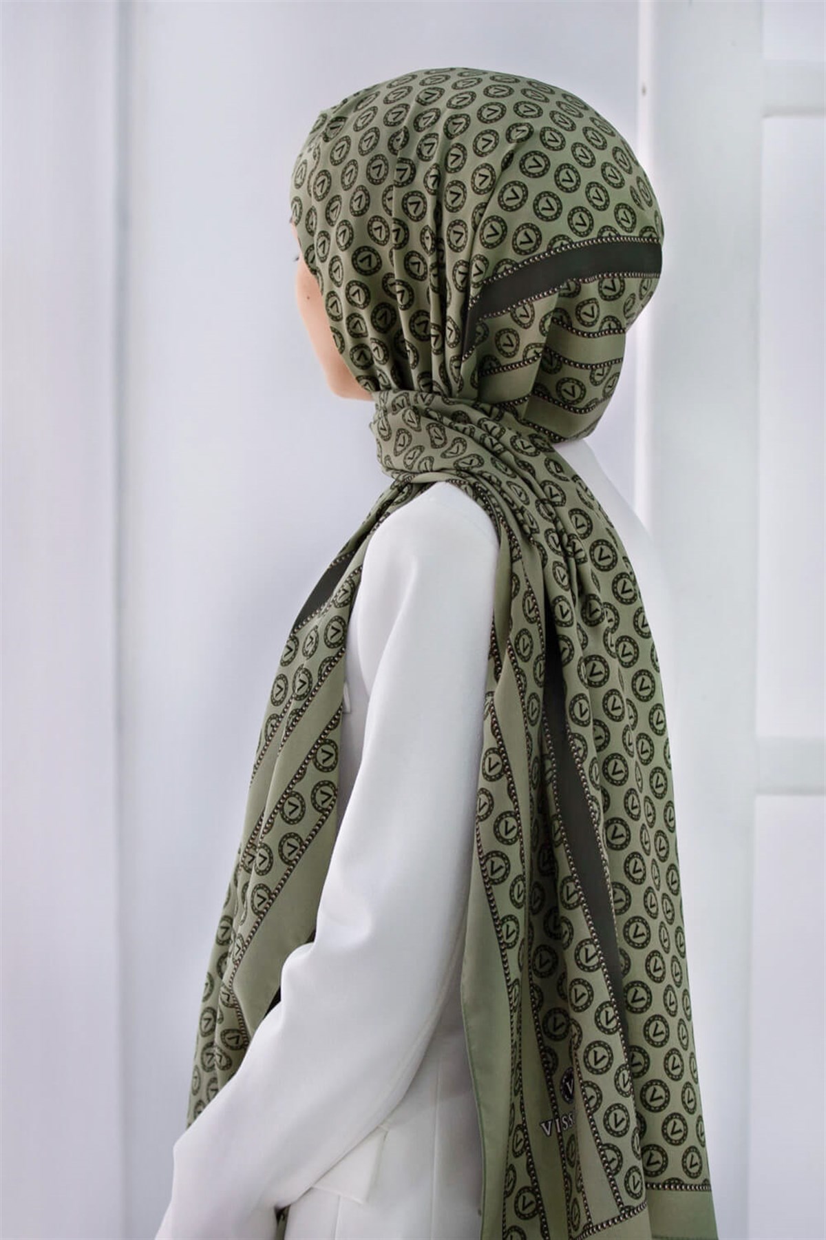 KREP DEGRADELİ MONOGRAM DESENLİ HAKİ RENKLİ 75X195 KIRIŞMAZ ŞAL