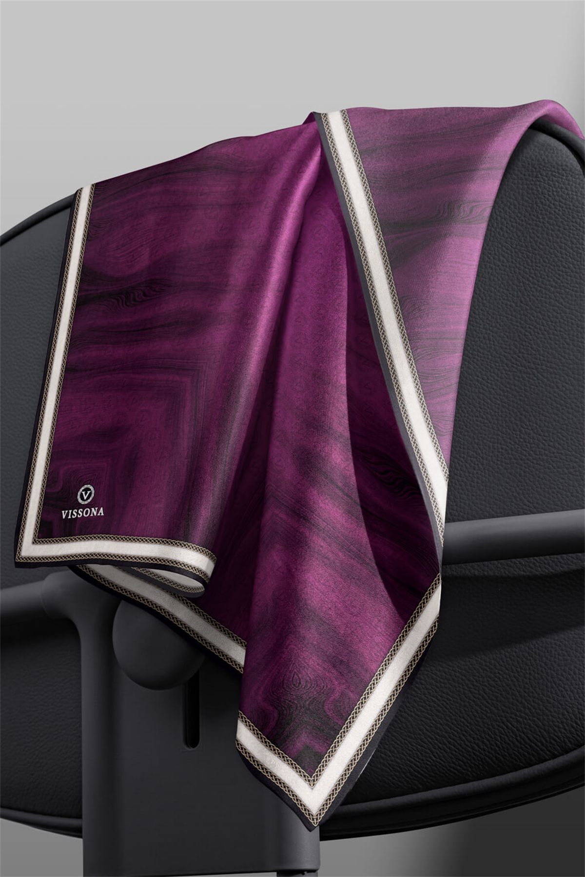 100% Twill İpek Monogram Desenli Mürdüm Renkli 90x90 Dikim Şekli : El Dikişi Eşarp