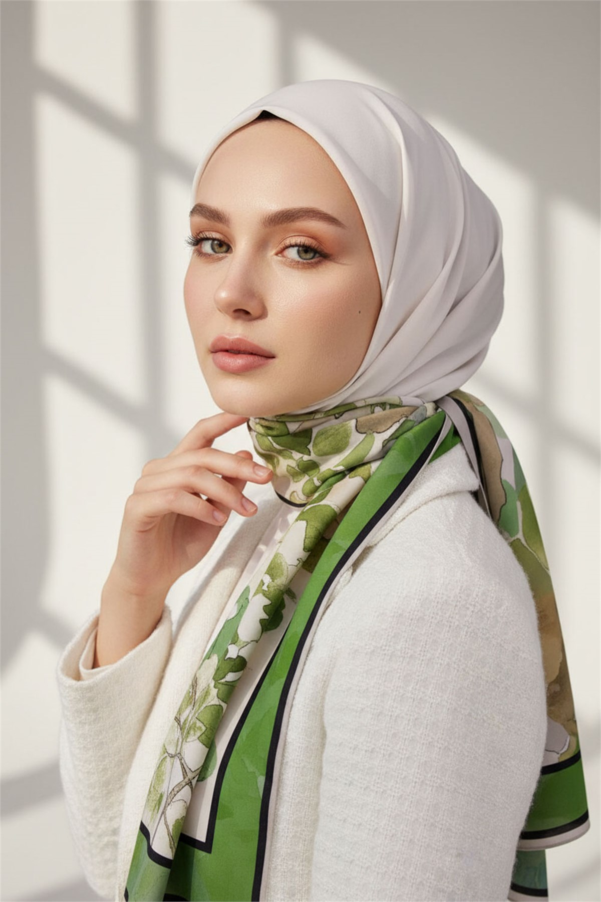 KREP ÇİÇEK DESENLİ ZÜMRÜT YEŞİLİ - İNDİGO RENKLİ 75X195 KIRIŞMAZ ŞAL