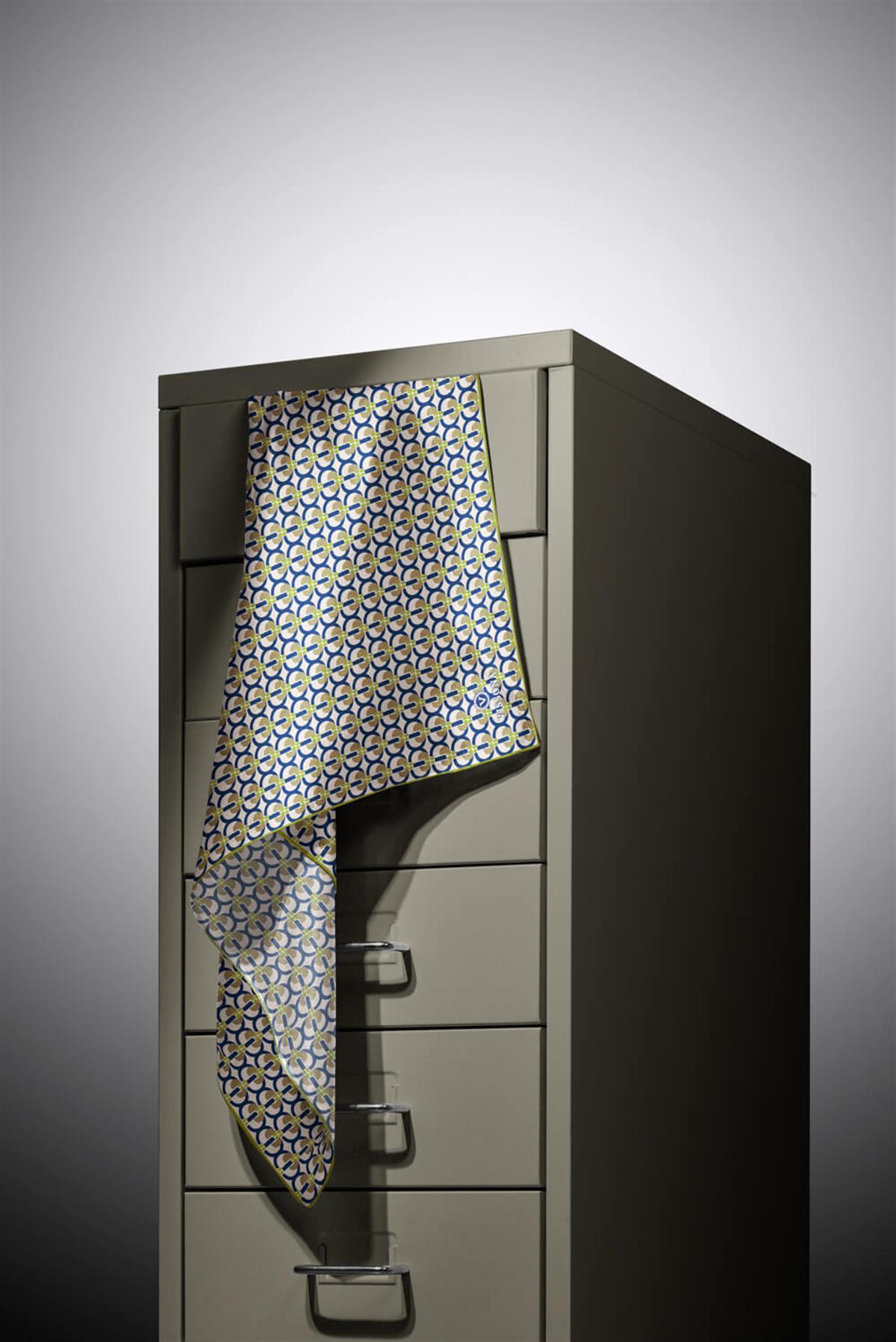 %100 Twill İpek Geometrik Desenli Bej - Fıstık Yeşili Renkli 90x90 Eşarp Dikim Şekli : El Dikişi