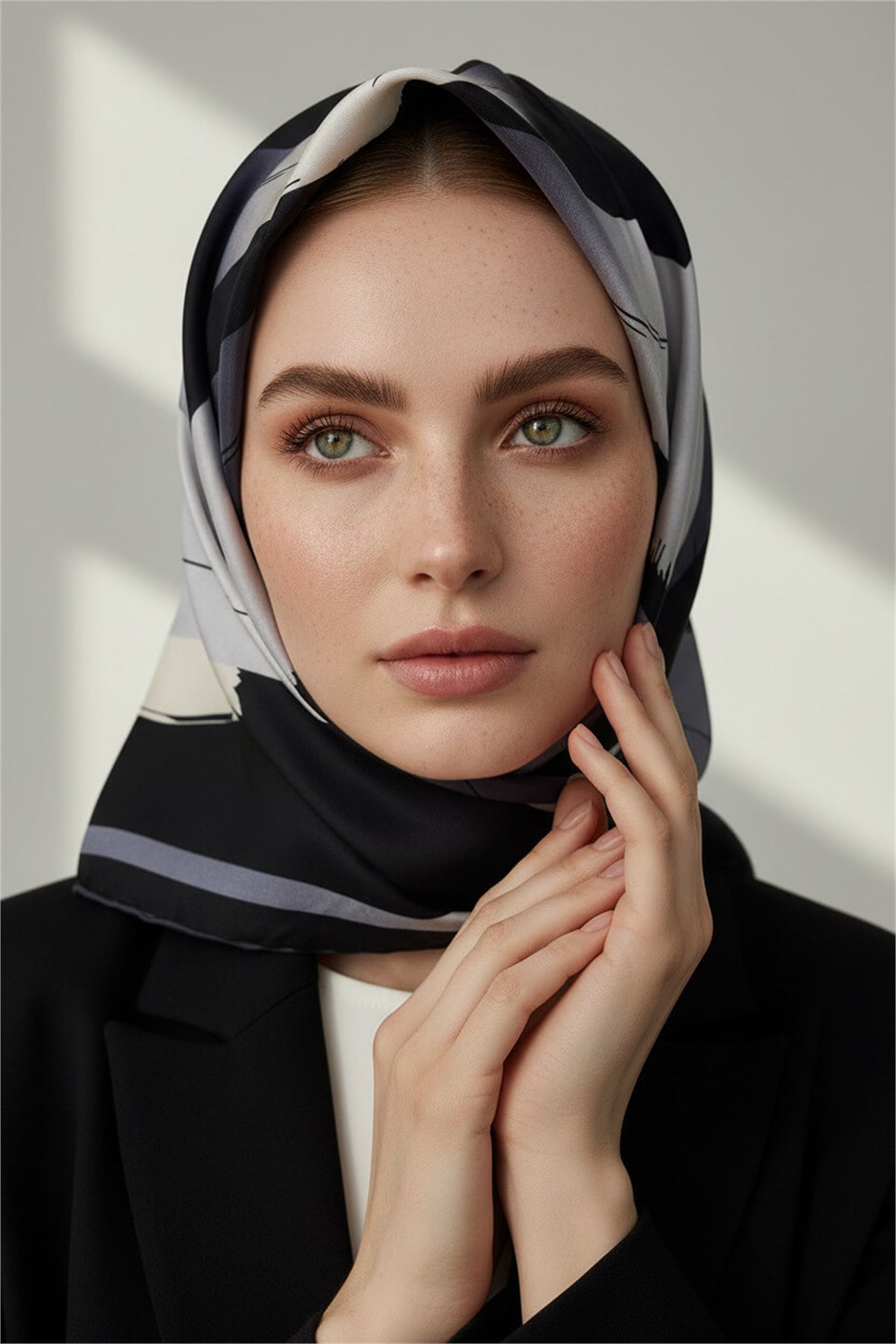 %57 İPEK %43 VİSKON Twill İpek Geometrik Fırça İzi Desenli Siyah - Gri Renkli 90x90 Eşarp Dikim Şekli : El Dikişi