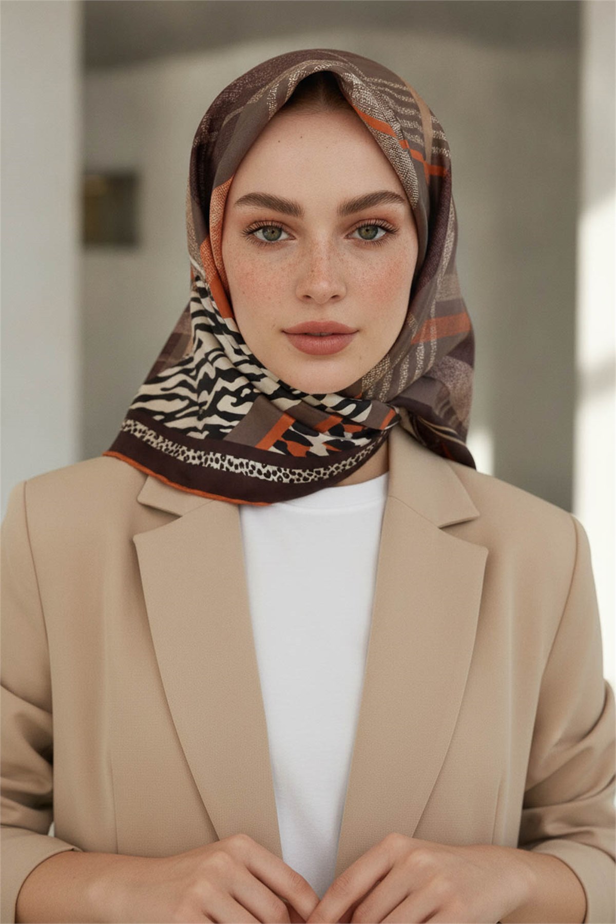 %100 Twill İpek Ekoseli Ve Leopar Desenli Bej - Taba Renkli 90x90 Eşarp Dikim Şekli : El Dikişi