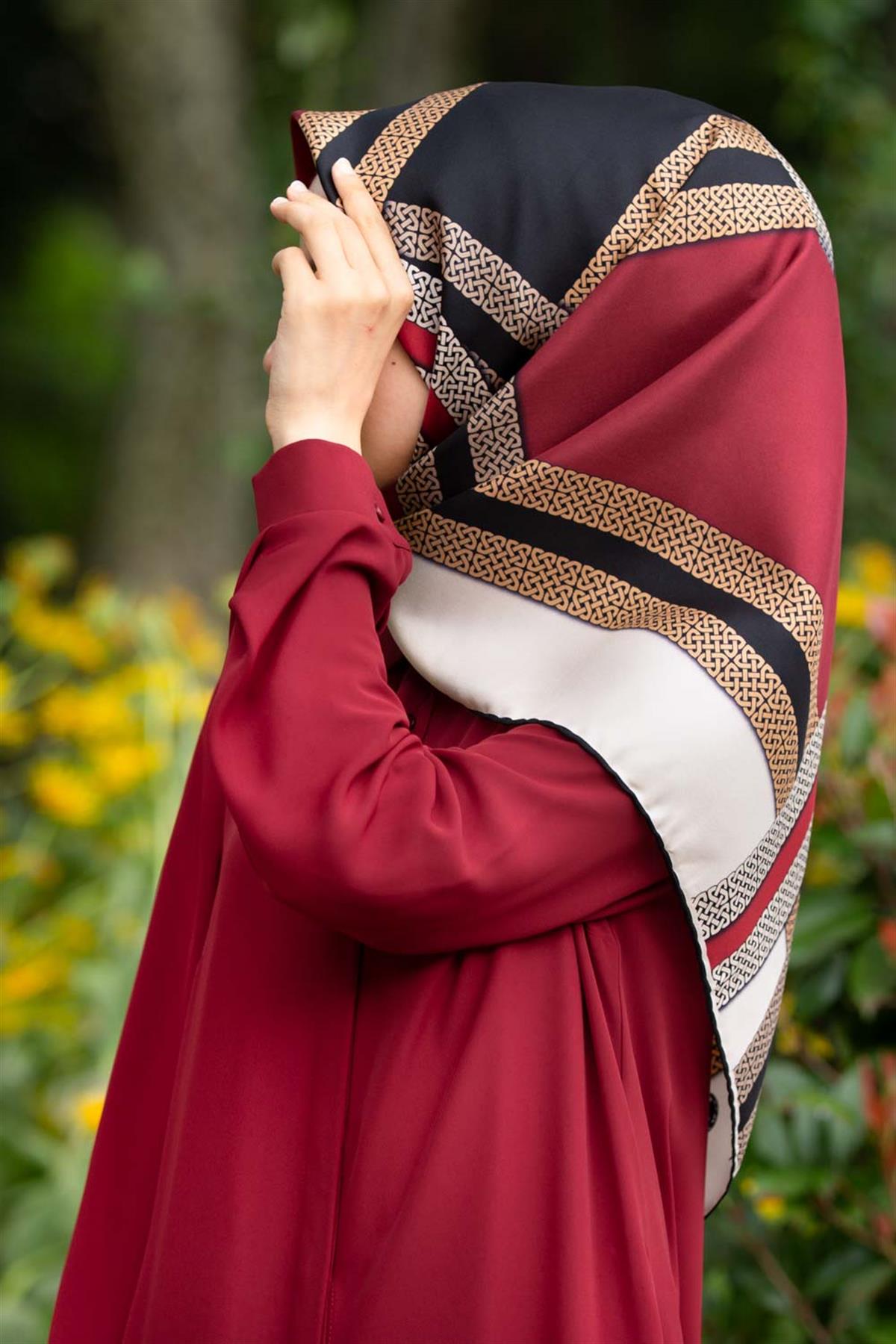 %100 Twill İpek Geometrik Desenli Siyah - Bordo Renkli 90x90 Eşarp Dikim Şekli : El Dikişi