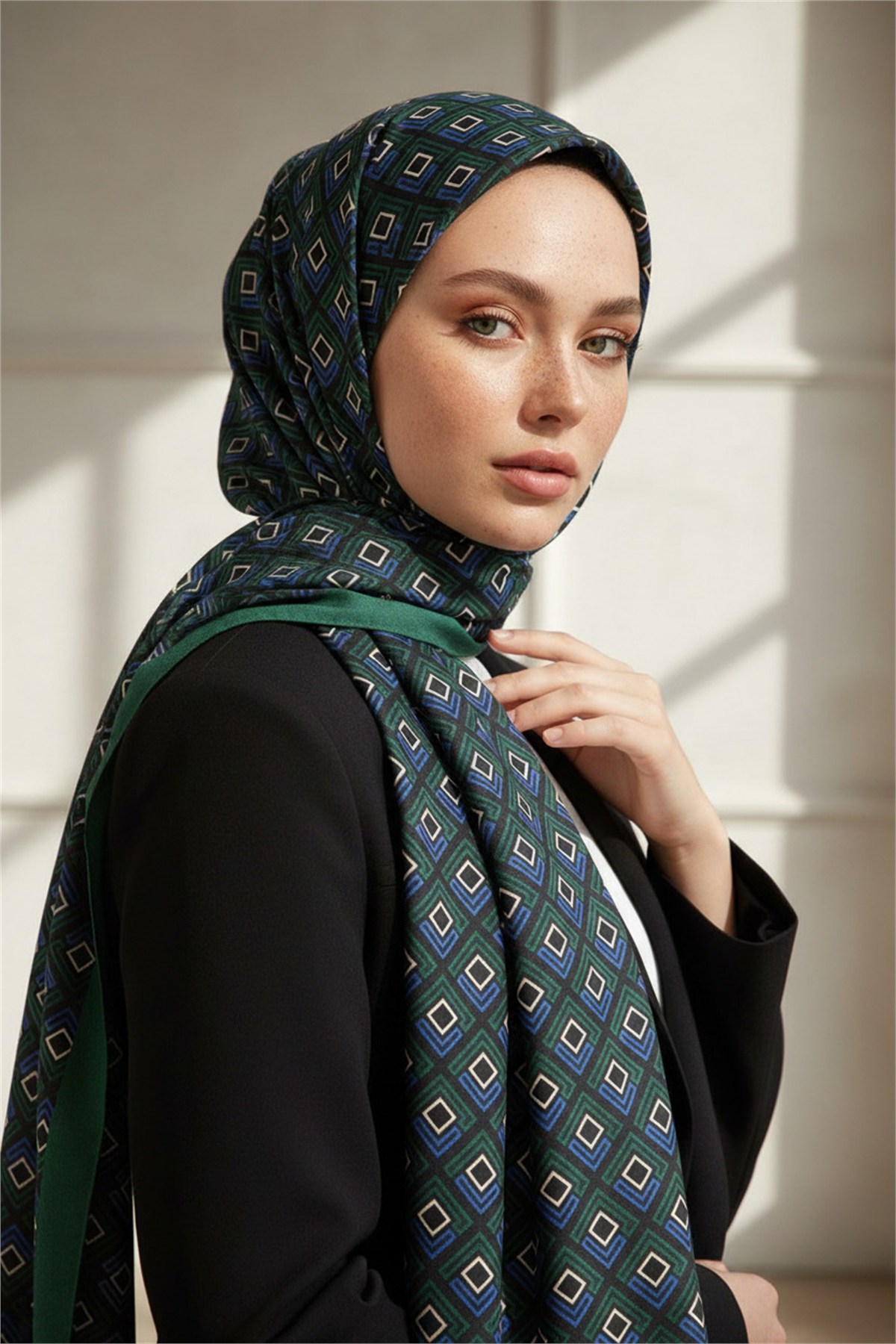 KREP MİNİ MOTİF DESENLİ ZÜMRÜT YEŞİLİ - SAKS RENKLİ 75X195 KIRIŞMAZ ŞAL