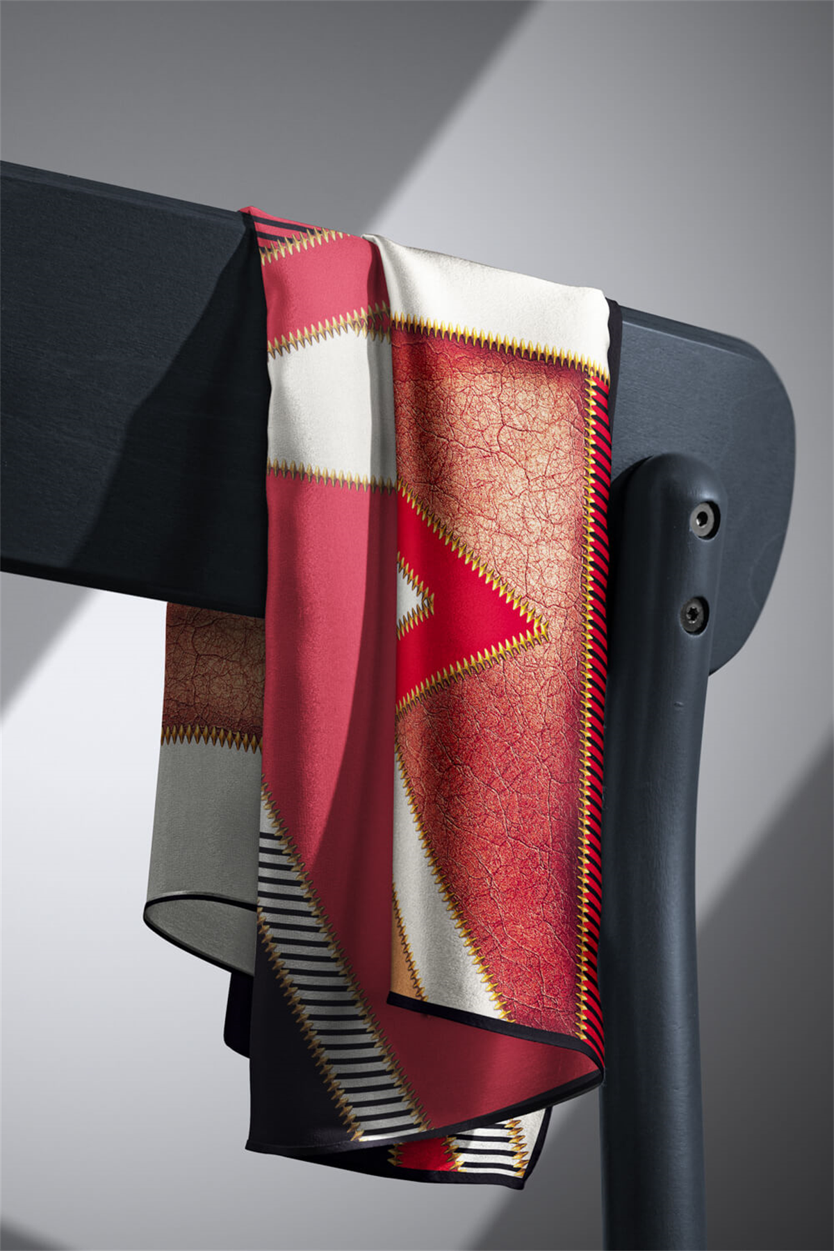 % 57 İPEK % 43 VİSKON Twill İpek Geometrik Desenli Kırmızı - Siyah Renkli 90x90 Eşarp Dikim Şekli : El Dikişi