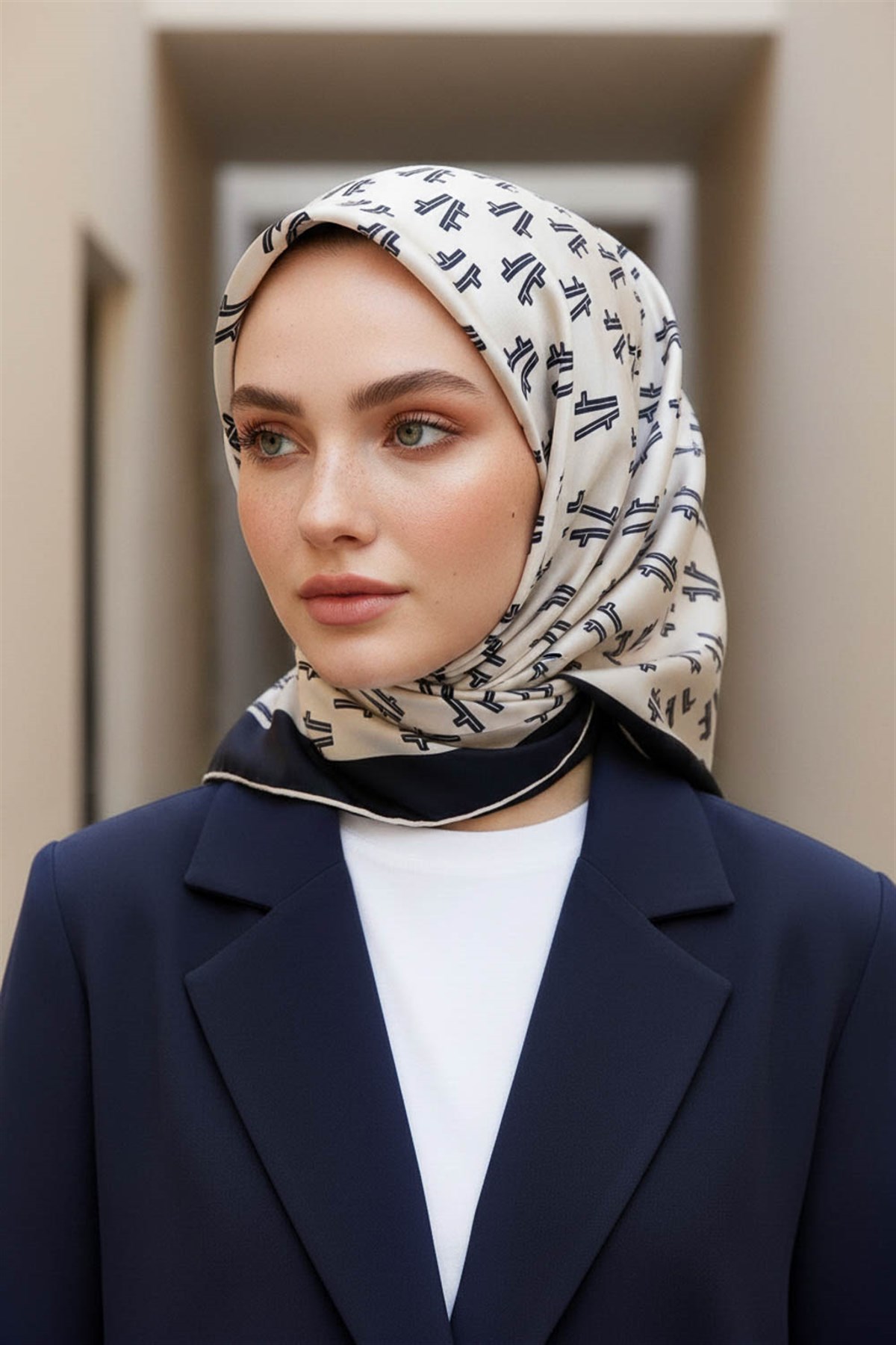% 57 İPEK % 43 VİSKON Twill İpek Geometrik Desenli Krem - Lacivert Renkli 90x90 Eşarp Dikim Şekli : El Dikişi