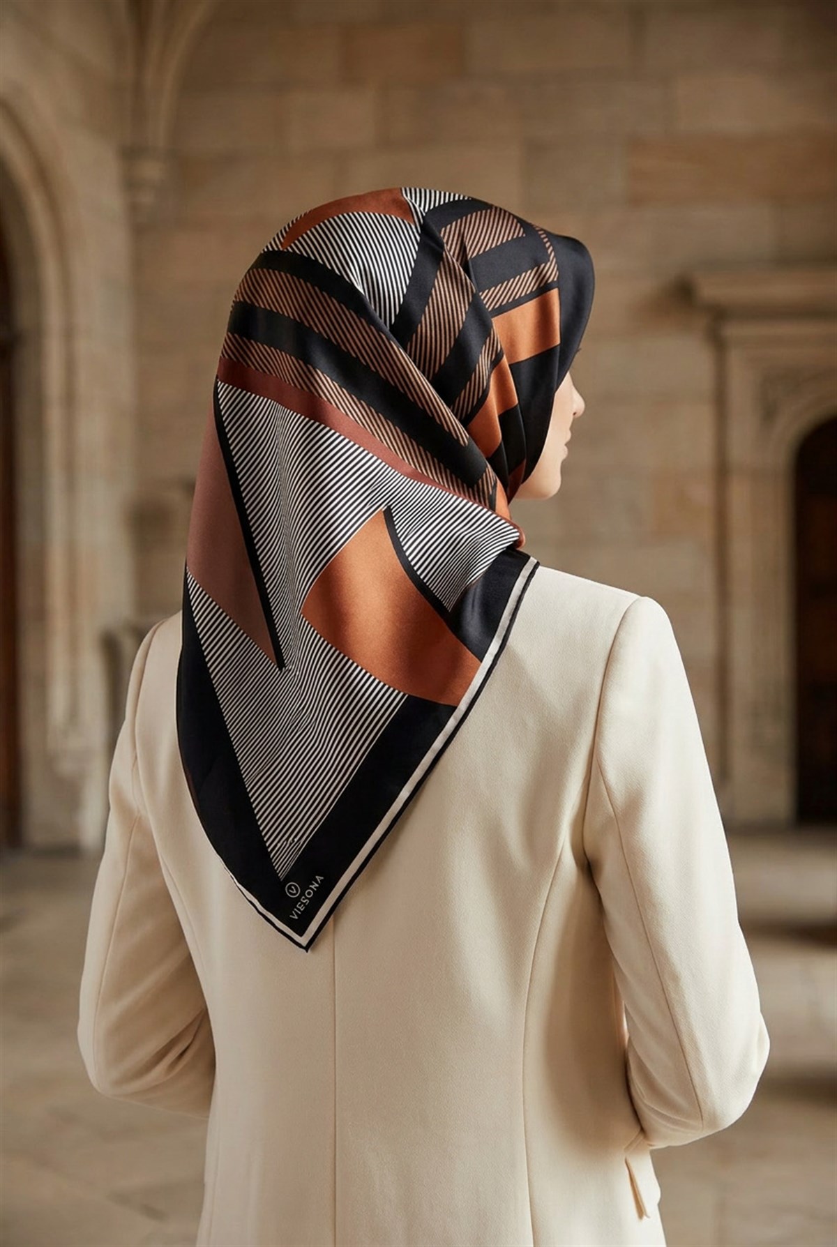 %100 Twill İpek Geometrik Desenli Taba - Siyah Renkli 90x90 Eşarp Dikim Şekli : El Dikişi