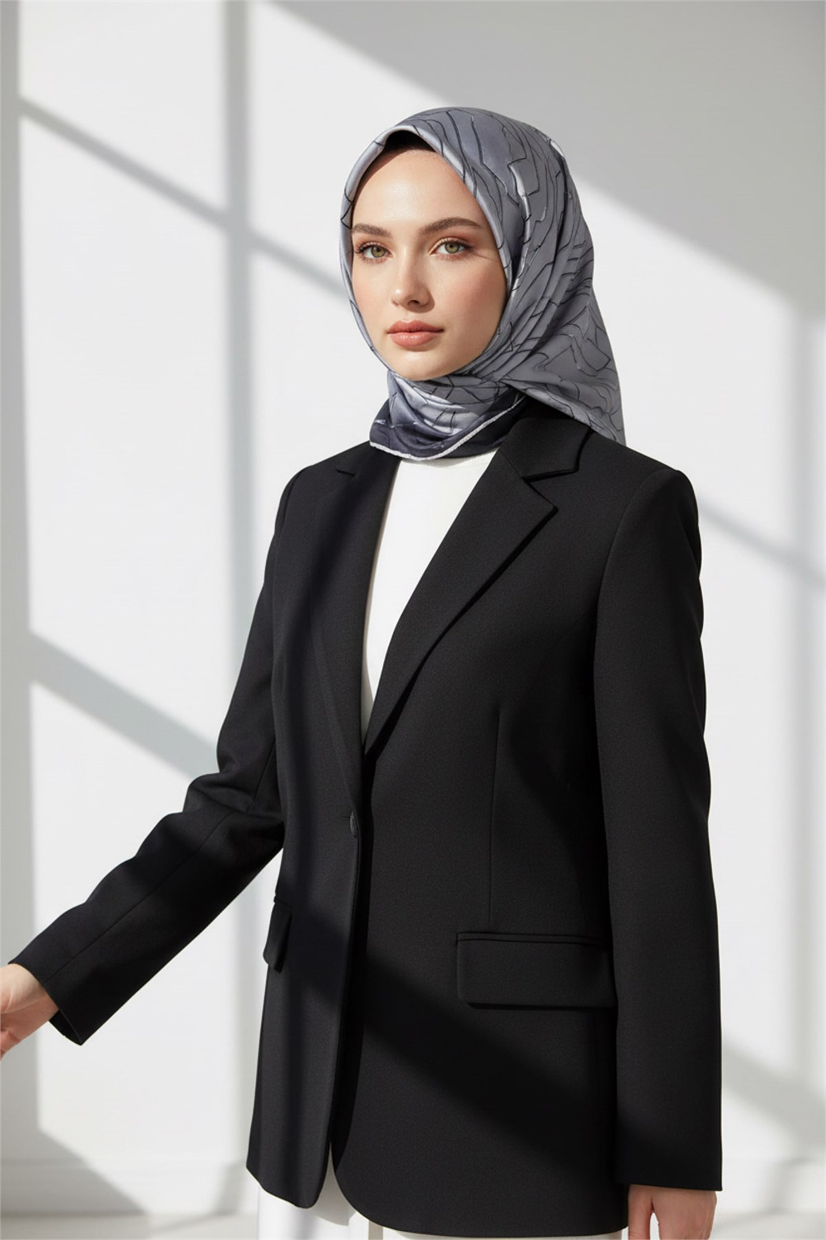 %100 Twill İpek Geometrik Desenli Gümüş Renkli 90x90 Eşarp Dikim Şekli : El Dikişi