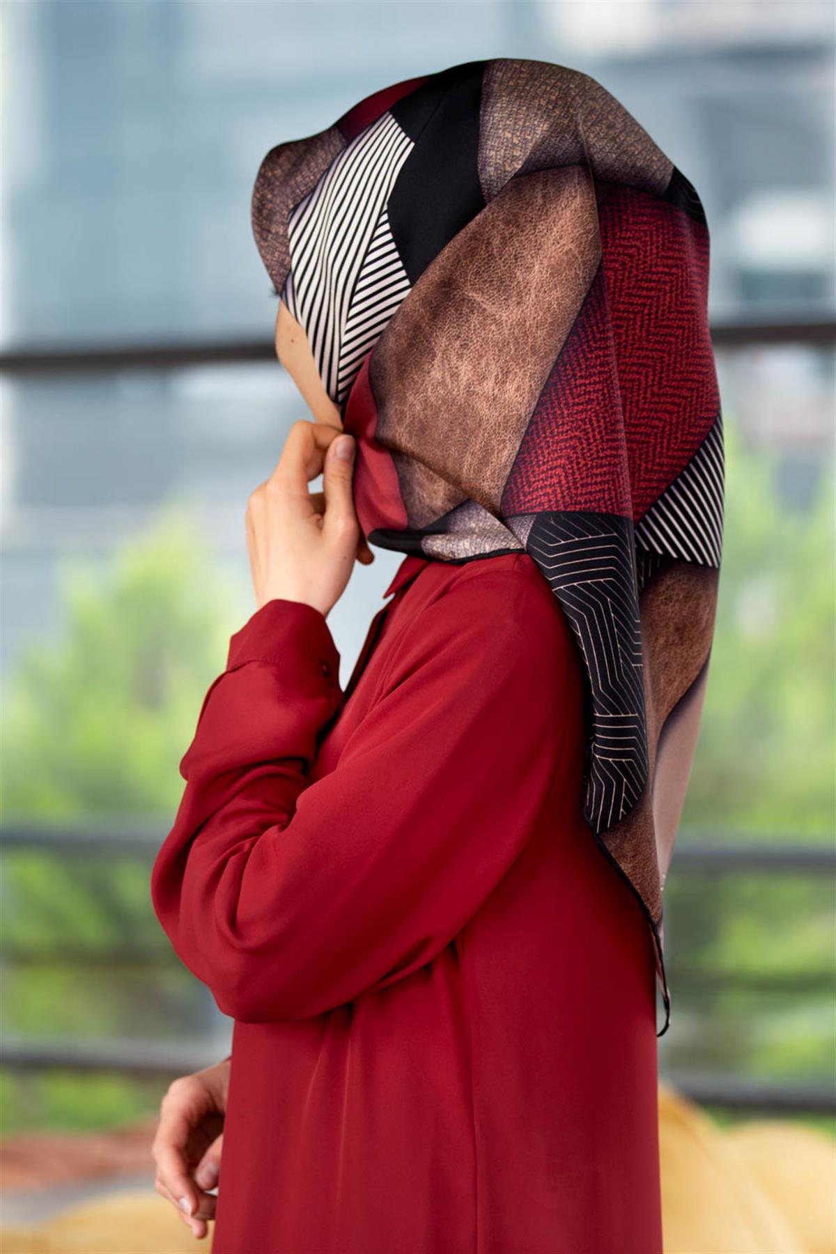 %100 Twill İpek Dokulu ve Geometrik Desenli Bordo - Bej Renkli 90x90 Eşarp Dikim Şekli : El Dikişi