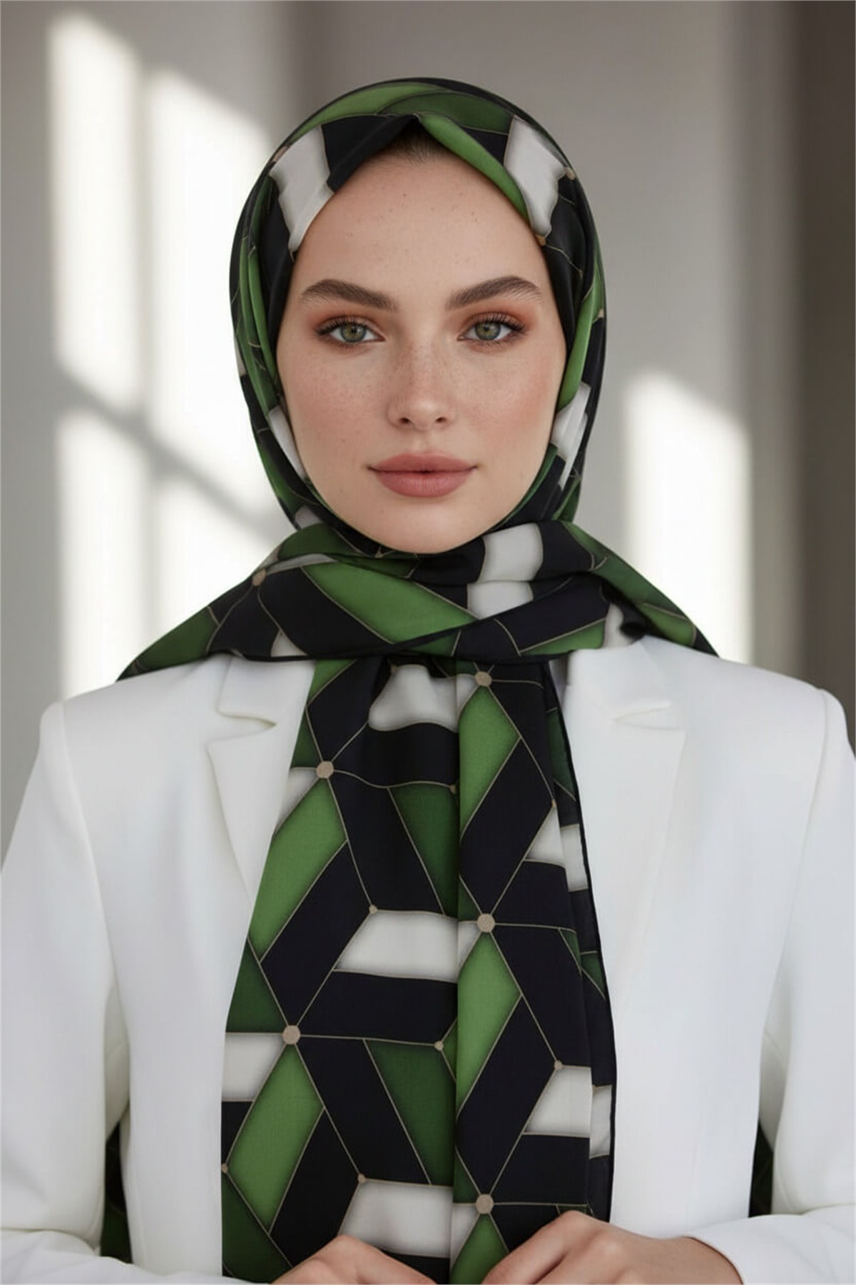 KREP GEOMETRİK DESENLİ ZÜMRÜT YEŞİLİ RENKLİ 75X195 KIRIŞMAZ ŞAL