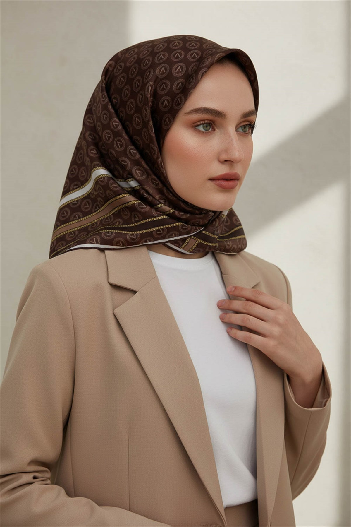 %100 Twill İpek Monogram Desenli Kahverengi - Bej Renkli 90x90 Eşarp Dikim Şekli : El Dikişi