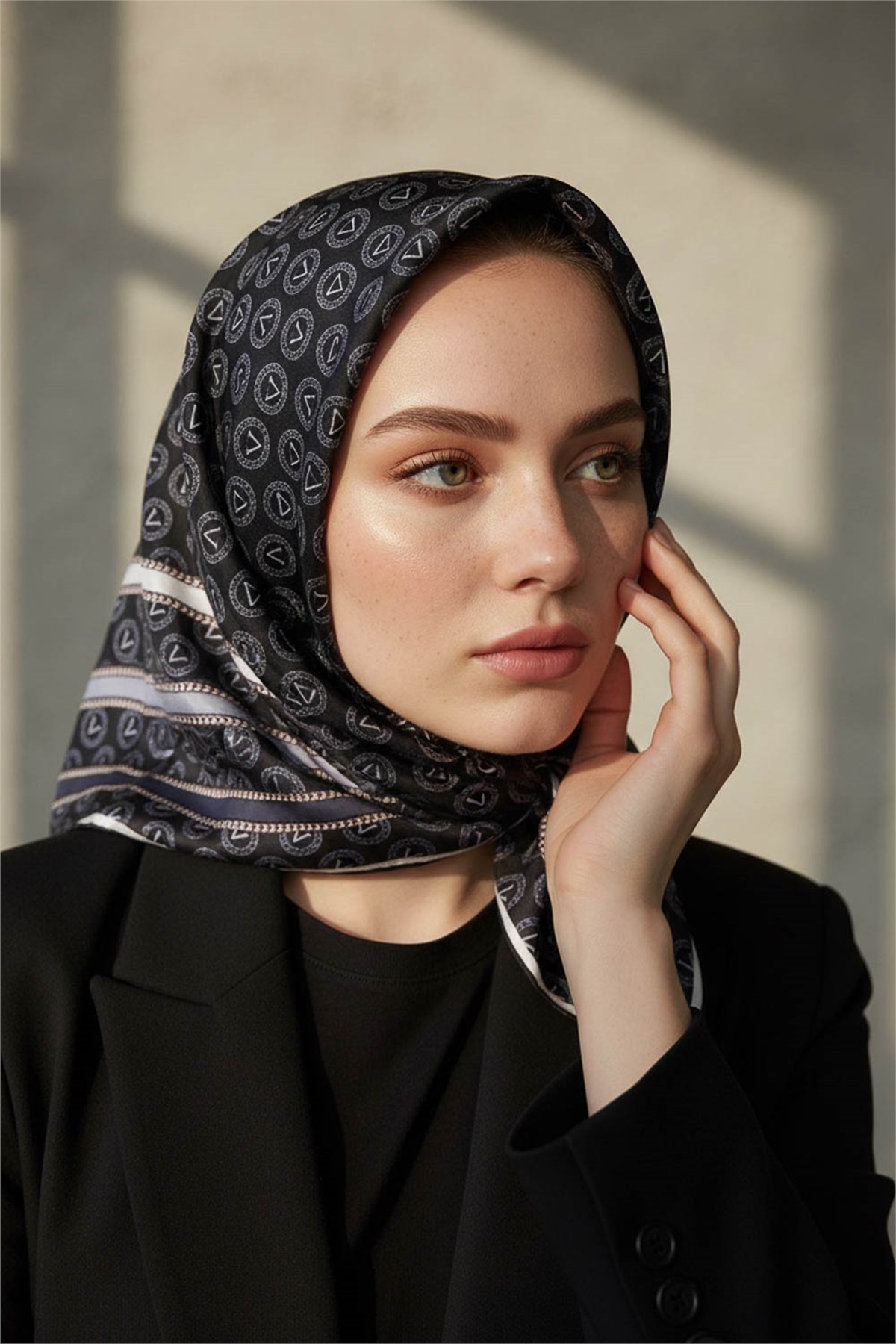 %100 Twill İpek Monogram Desenli Siyah - Gri Renkli 90x90 Eşarp Dikim Şekli : El Dikişi