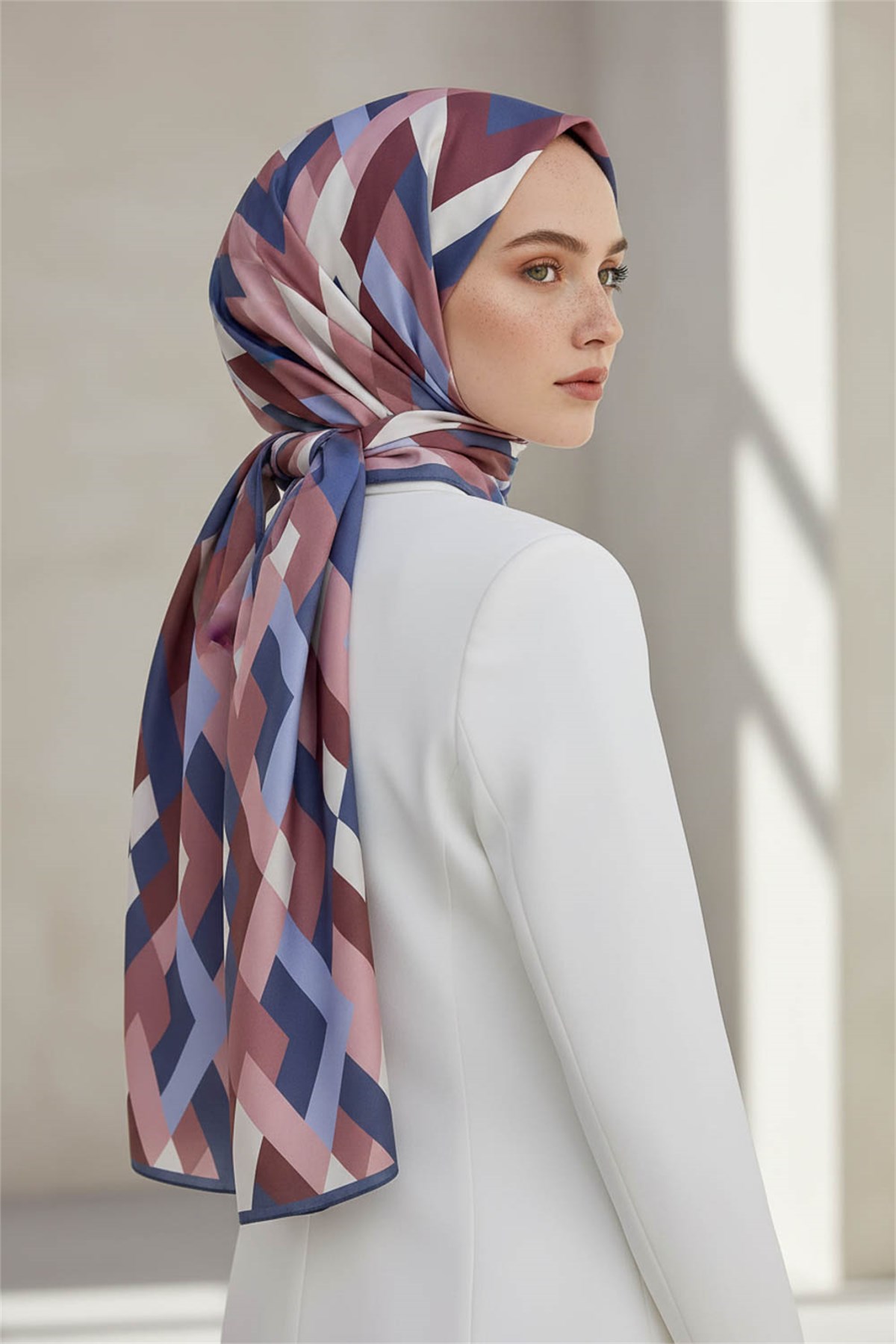 KREP GEOMETRİK DESENLİ PUDRA - İNDİGO RENKLİ 75X195 KIRIŞMAZ ŞAL