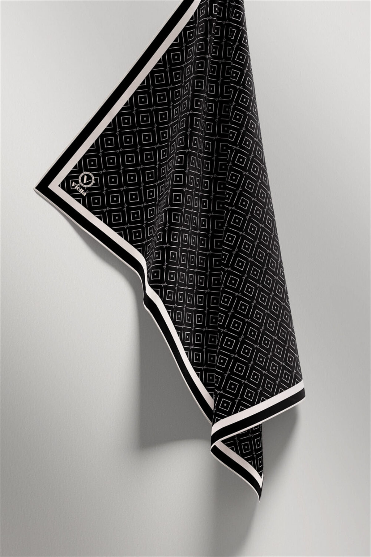Twill Çıtır Geometrik Desenli Siyah Renkli 90x90 Eşarp (İpek İçermez) Kenar Dikiş Şekli El Dikişli