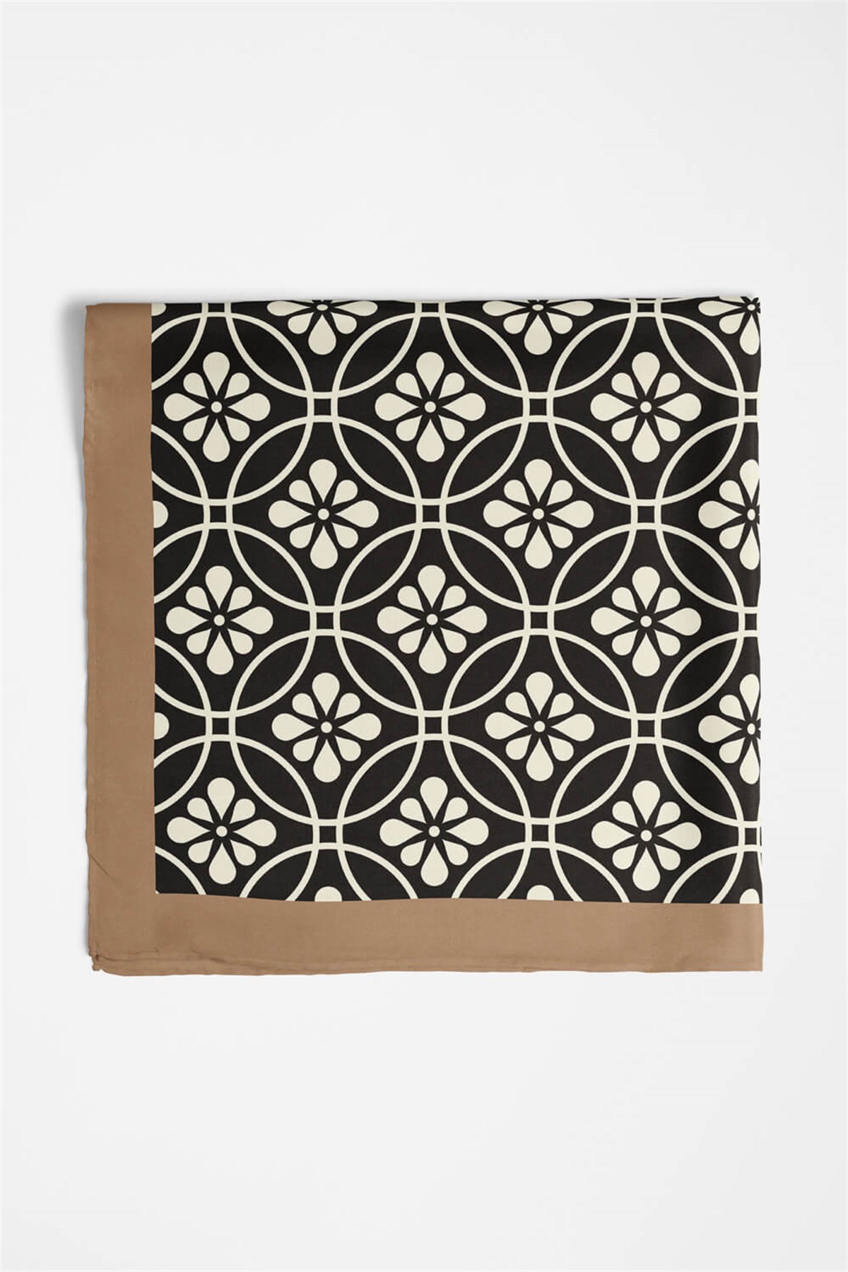 D104 Kadın Çiçek Desenli Bandana 50x50 Siyah Beyaz