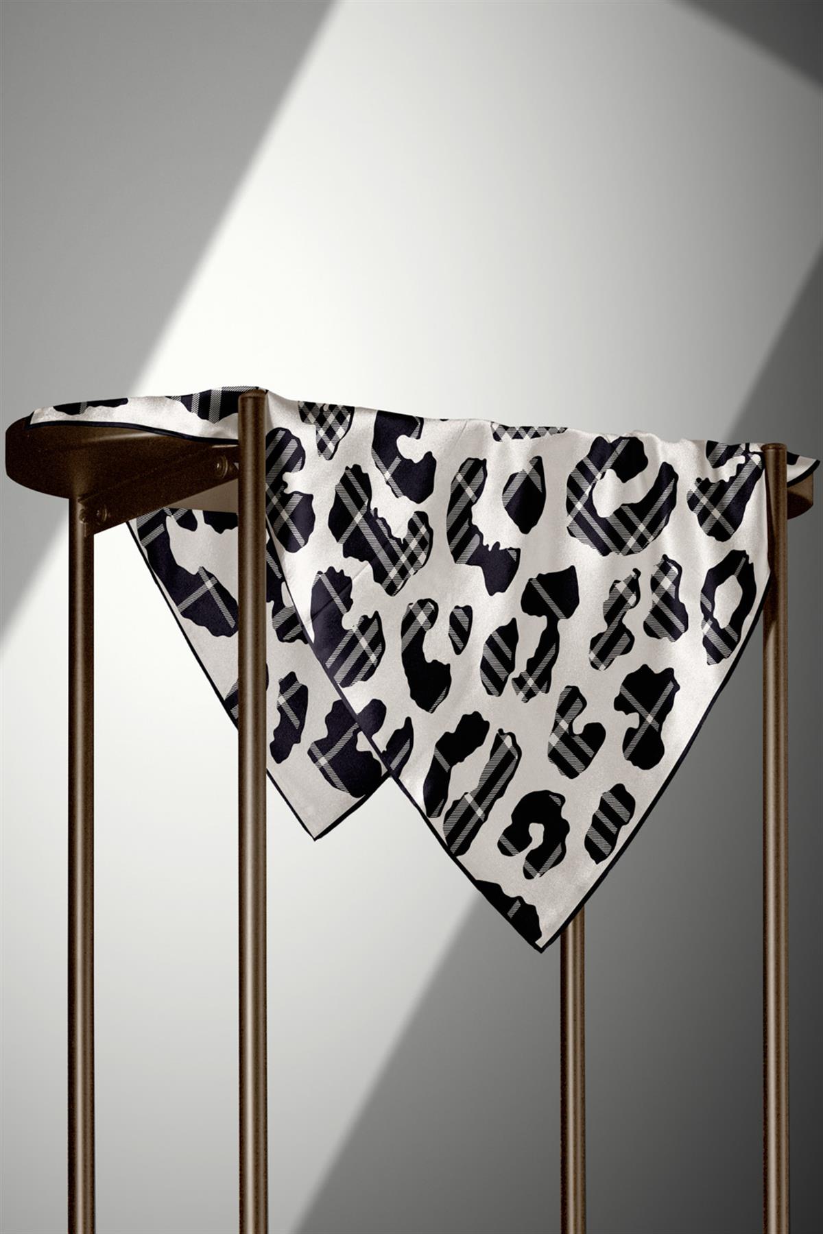 %100 Twill İpek Leopar Desenli Krem - Siyah Renkli 90x90 Eşarp Dikim Şekli : El Dikişi