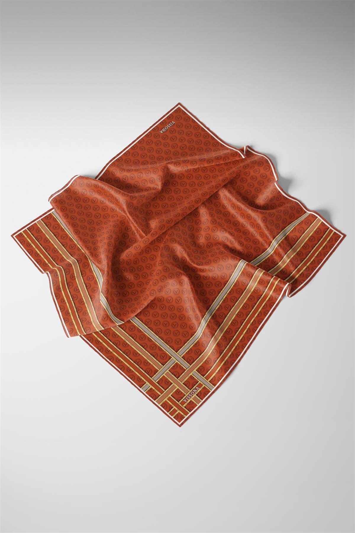 %100 Twill İpek Monogram Desenli Taba - Bej Renkli 90x90 Eşarp Dikim Şekli : El Dikişi