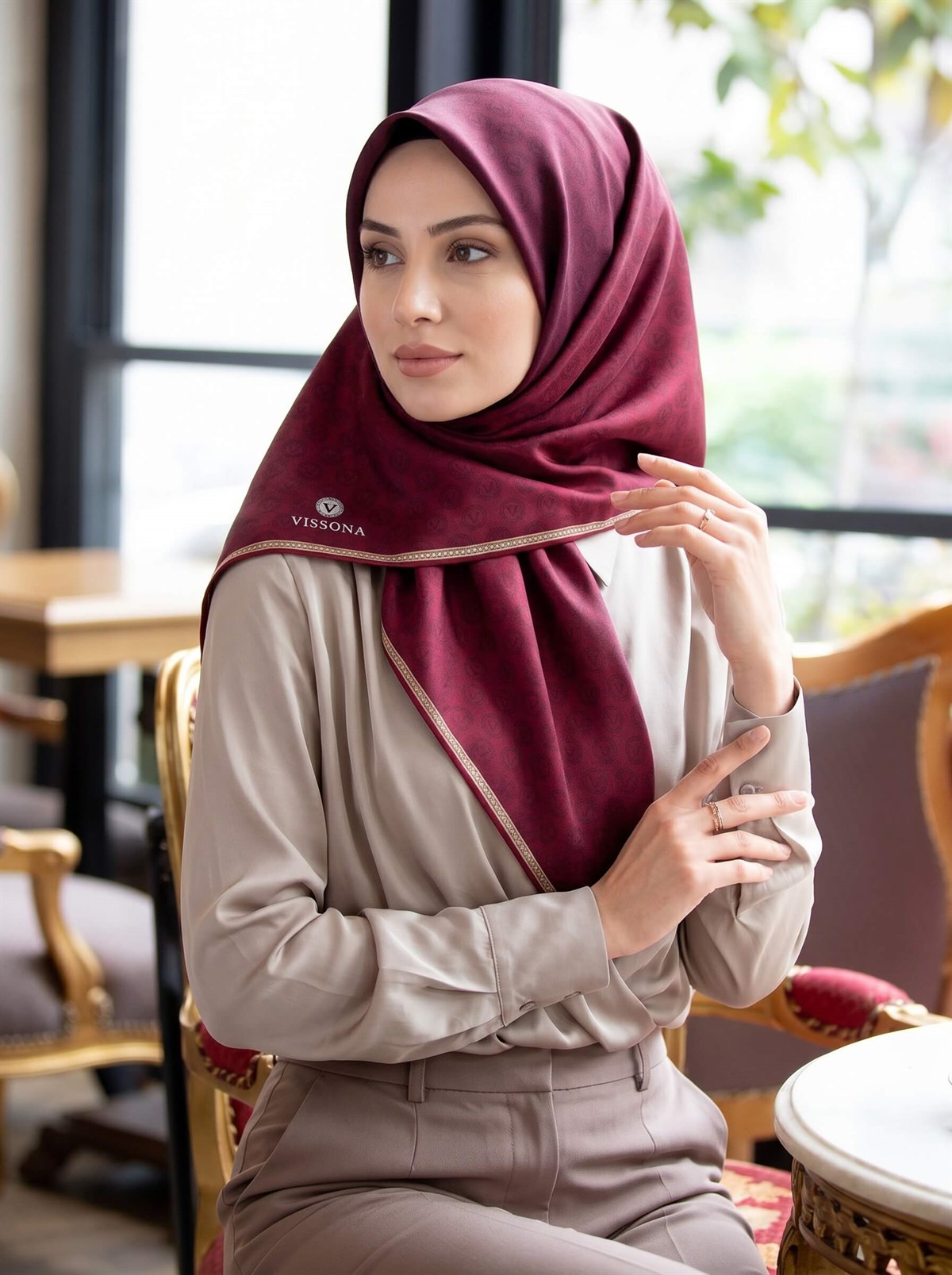 %100 Twill İpek Monogram Desenli Bordo Renkli 90x90 Eşarp Dikim Şekli : El Dikişi