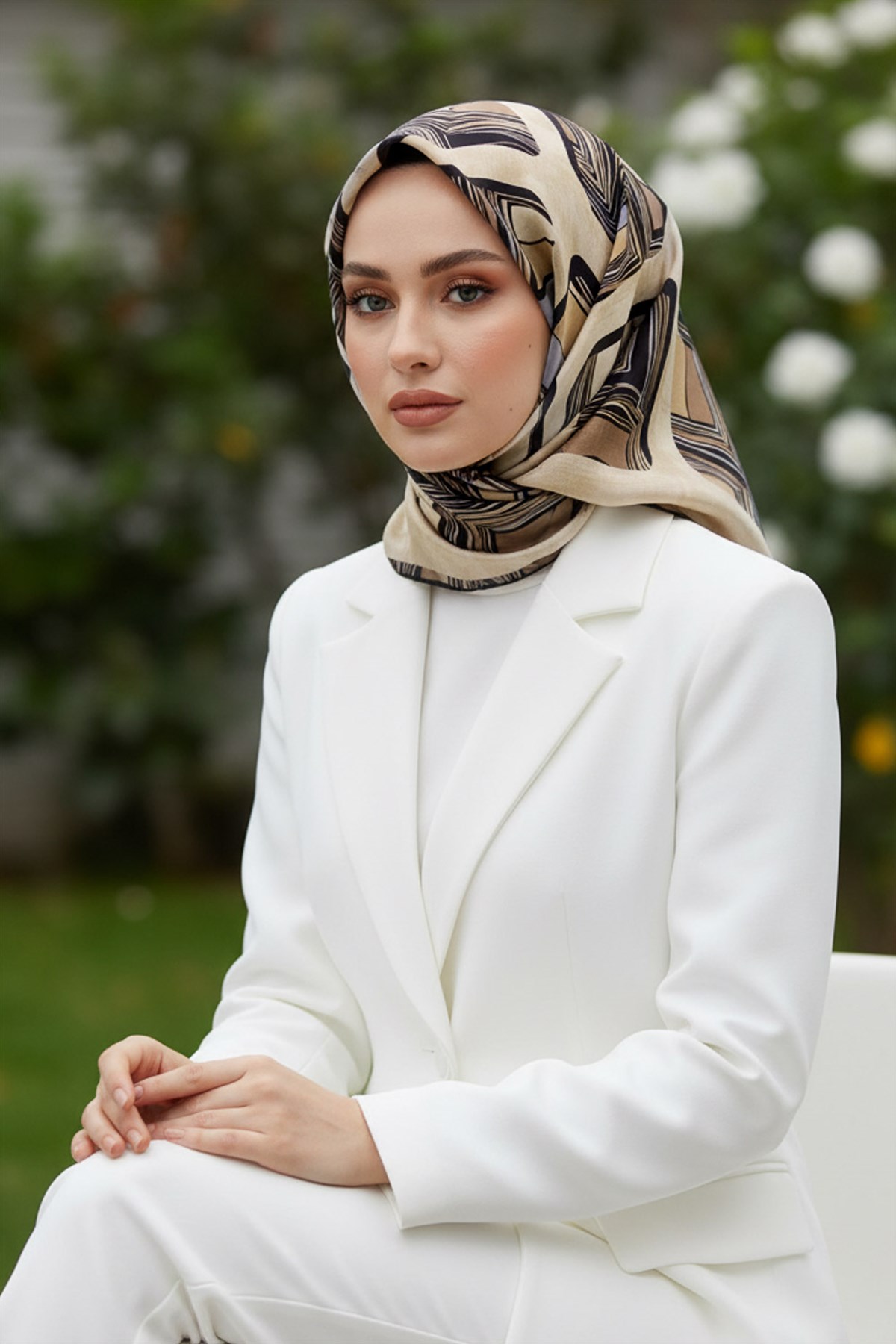 %100 Twill İpek Geometrik Kare Desenli Vizon - Gri Renkli 90x90 Eşarp Dikim Şekli : El Dikişi