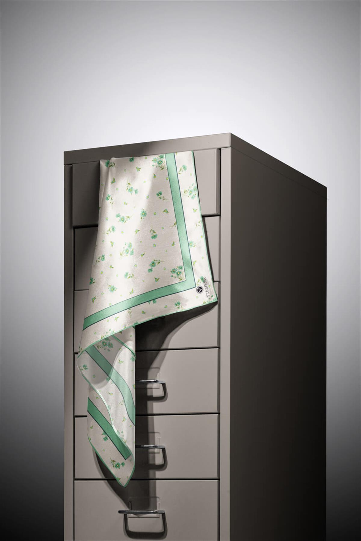 100% Twill İpek Bordürlü Çıtır Çiçek Desenli Benetton Yeşili Renkli 90x90 Dikim Şekli : El Dikişi Eşarp