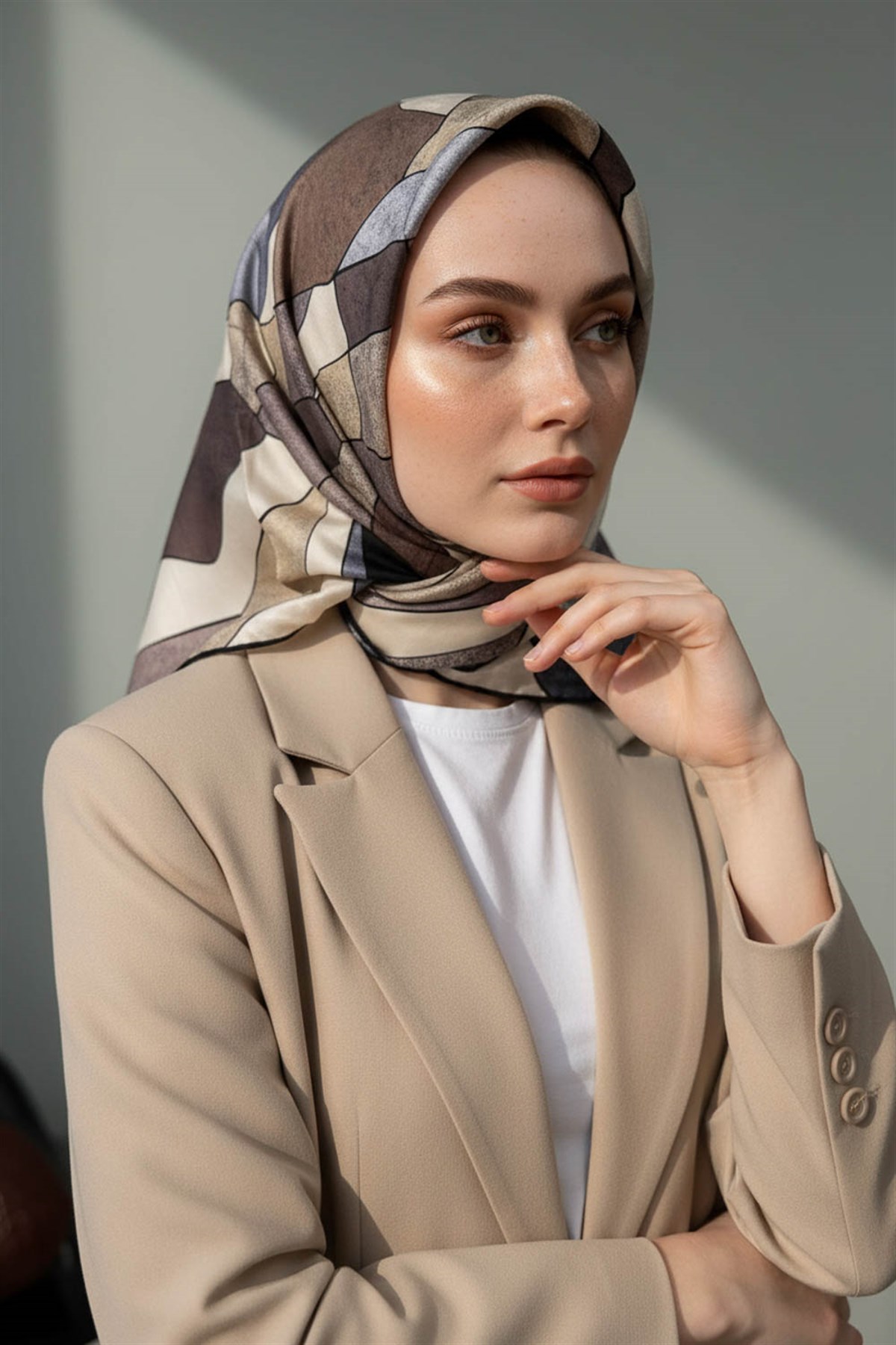 %100 Twill İpek Geometrik Desenli Gri - Bej Renkli 90x90 Eşarp Dikim Şekli : El Dikişi