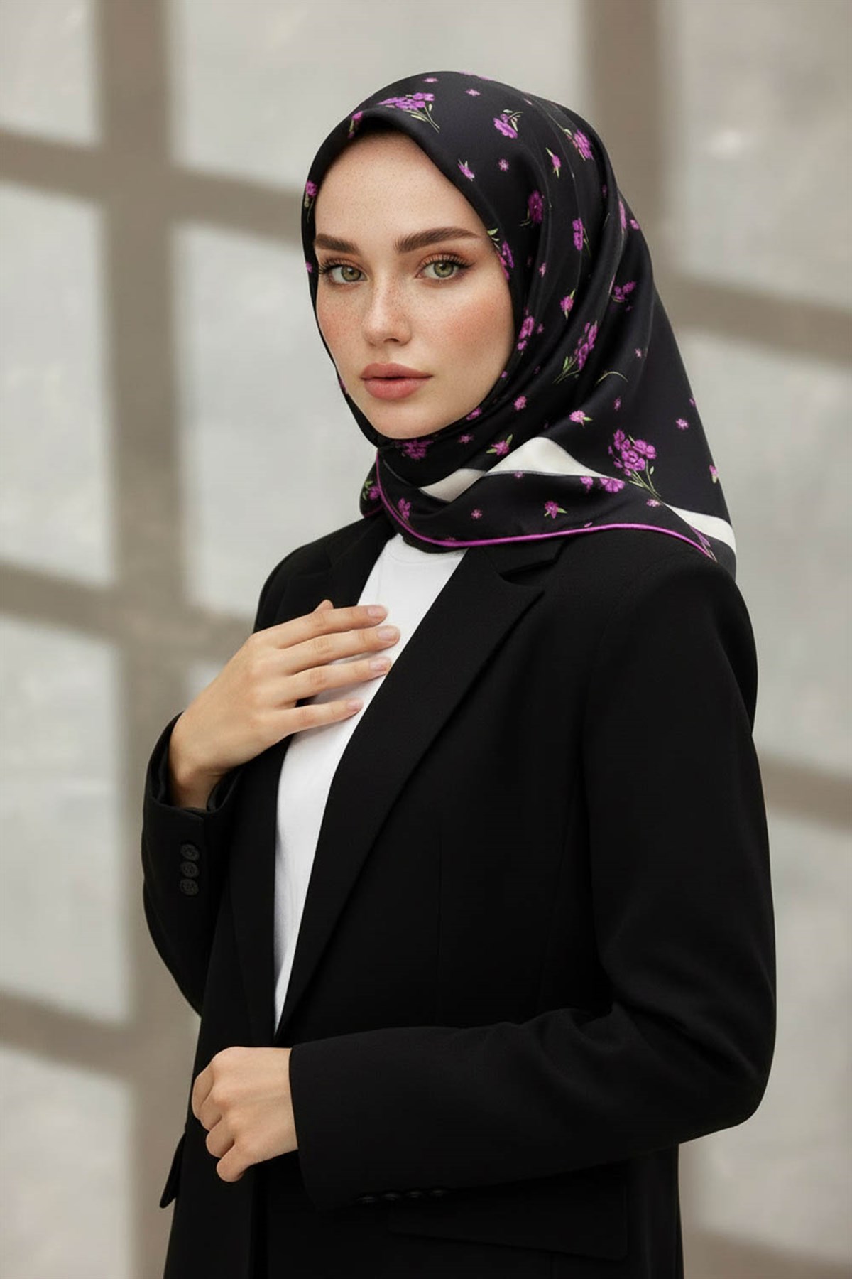 100% Twill İpek Bordürlü Çıtır Çiçek Desenli Siyah - Fuşya Renkli 90x90 Dikim Şekli : El Dikişi Eşarp