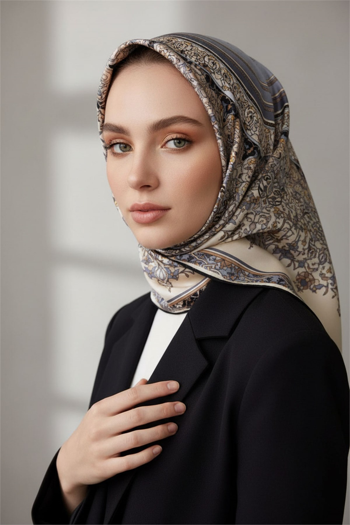 %100 Twill İpek Şal Desenli Gri Renkli 90x90 Eşarp Dikim Şekli : El Dikişi