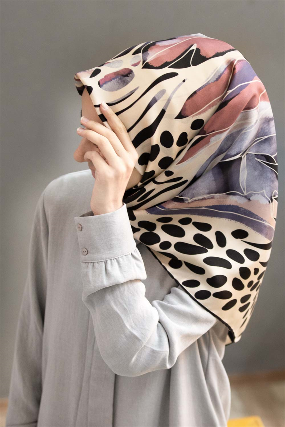 %100 Twill İpek Amazon Desenli Pudra - Gri Renkli 90x90 Eşarp Kenar Dikiş Şekli El Dikişli