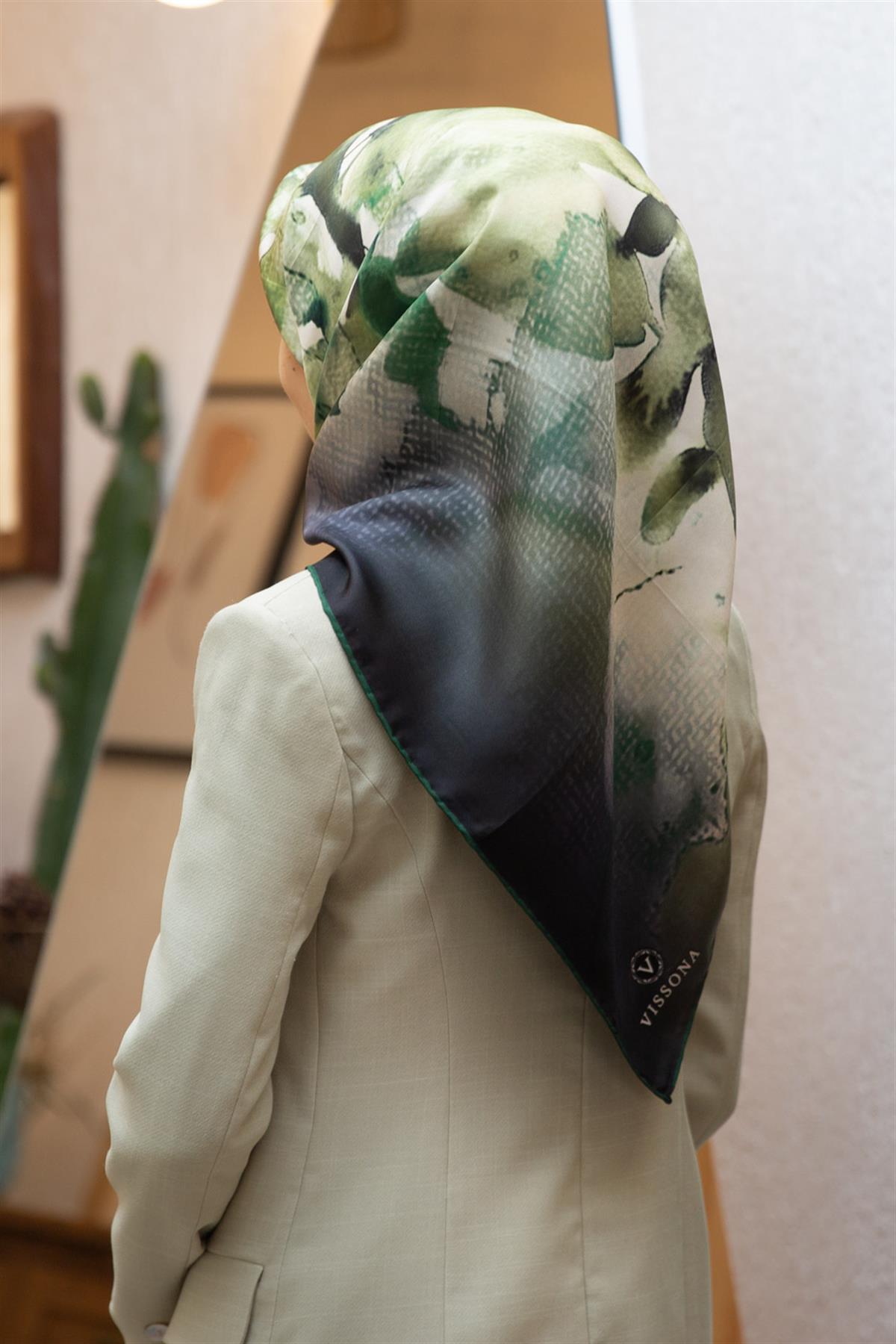 %100 Twill İpek Suluboya Çiçek Desenli Zümrüt Yeşili - Haki Yeşili Renkli 90x90 Eşarp Dikim Şekli : El Dikişi