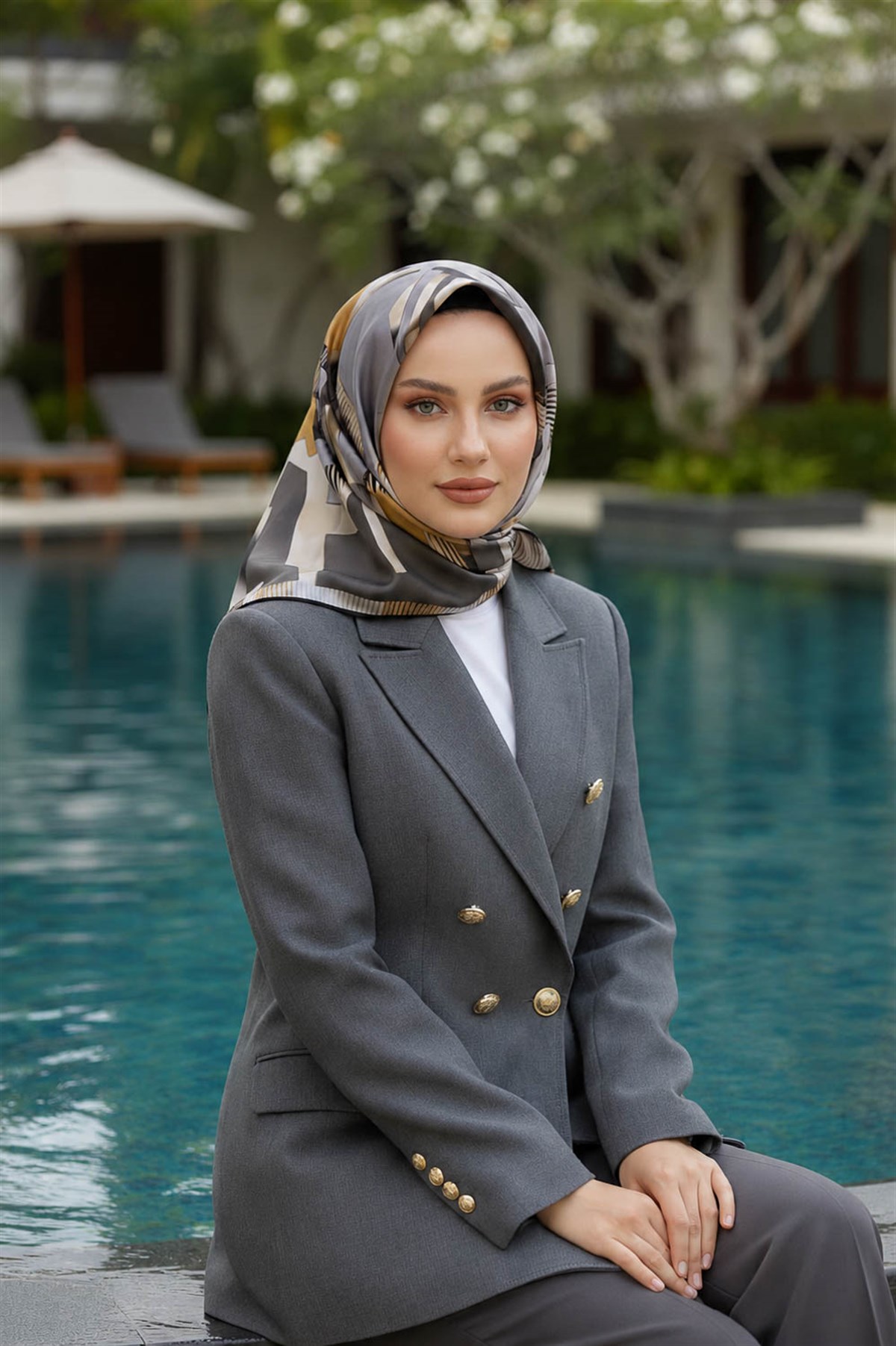 %100 Twill İpek Geometrik Desenli Gri - Bej Kabuğu Renkli 90x90 Eşarp Dikim Şekli : El Dikişi