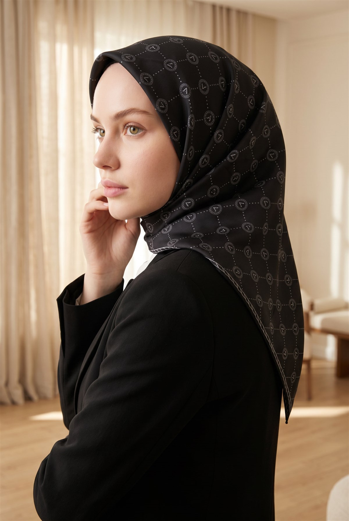 %100 Twill İpek Monogram Desenli Siyah - Gri Renkli 90x90 Eşarp Dikim Şekli : El Dikişi