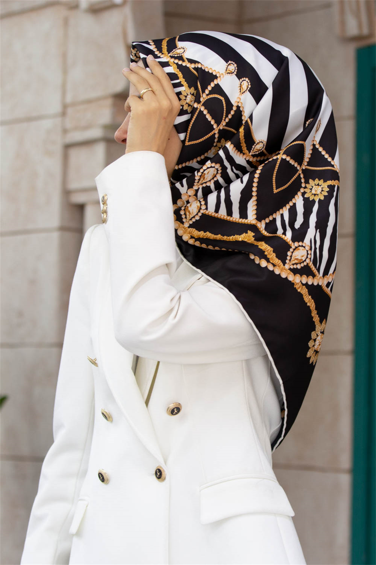 Twill Gold Detaylı Zebra Desenli Siyah Renkli 90x90 Eşarp (İpek İçermez) Kenar Dikiş Şekli El Dikişli