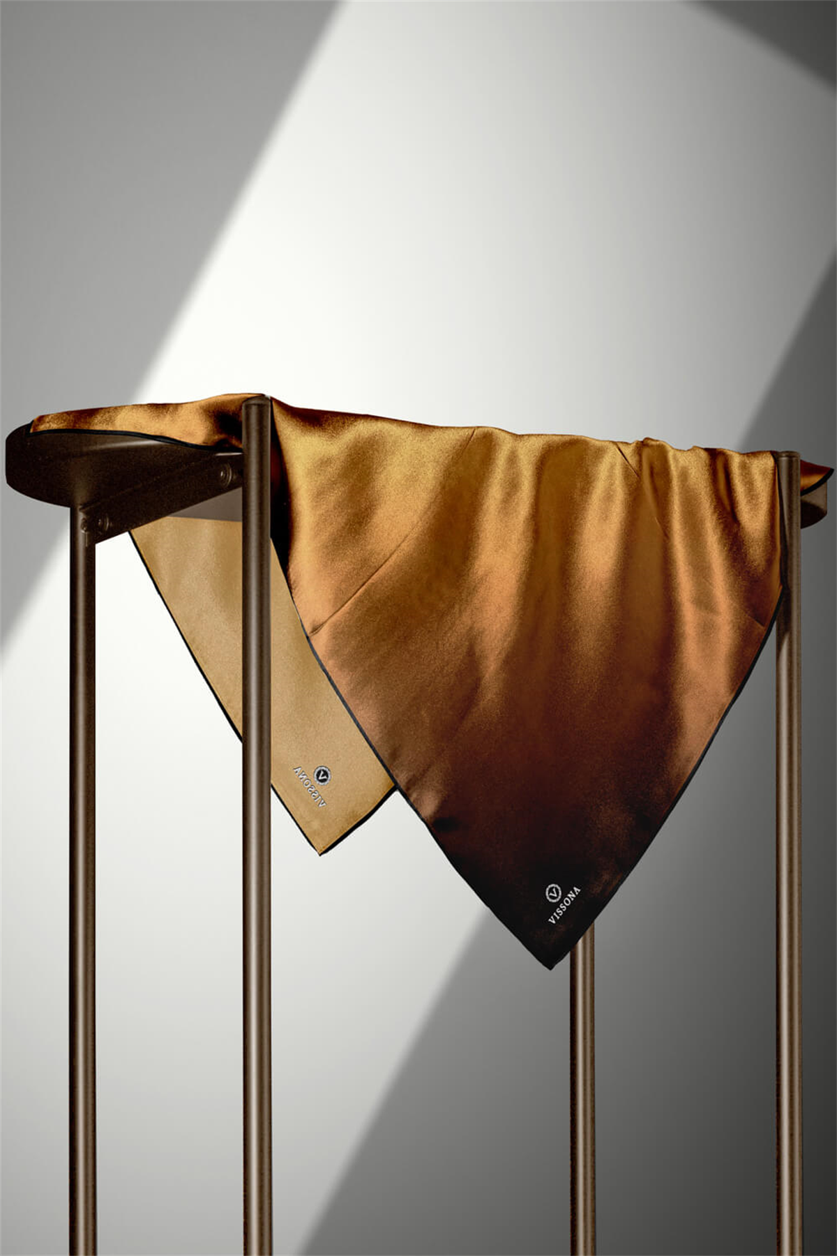 % 57 İPEK % 43 VİSKON Twill İpek Degrade Desenli Gold Renkli 90x90 Eşarp Dikim Şekli : El Dikişi