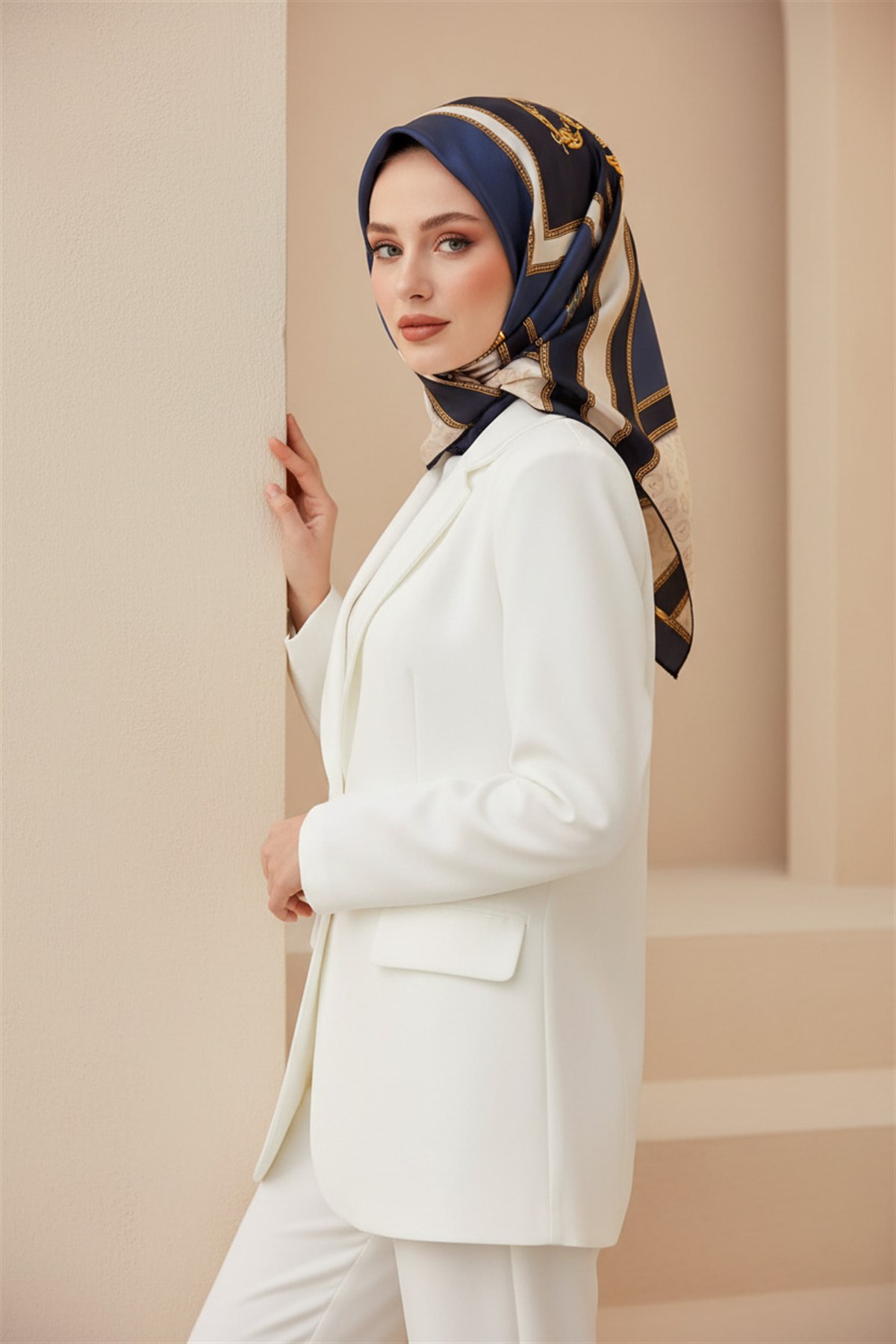 %100 Twill İpek Monogram ve Barok Desenli Lacivert - İndigo Renkli 90x90 Eşarp Dikim Şekli : El Dikişi