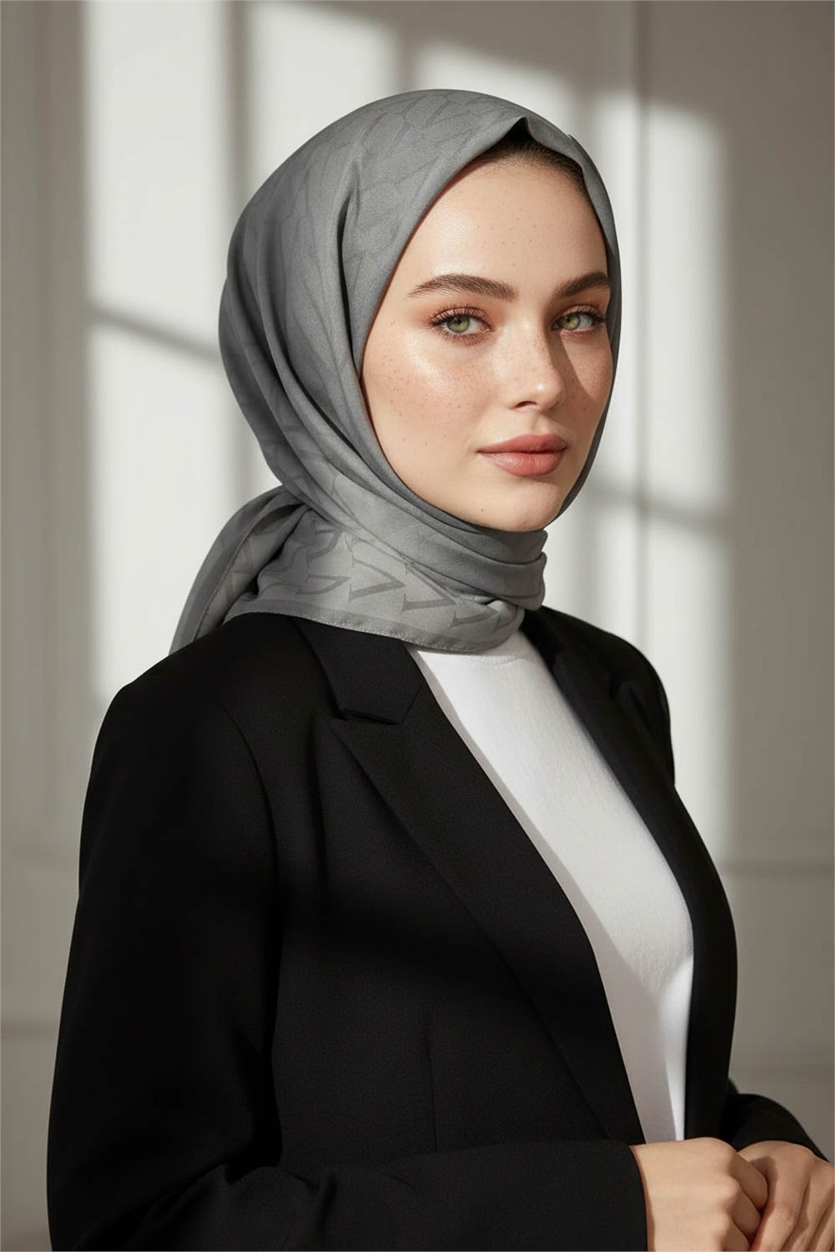 KREP DEGRADELİ MONOGRAM DESENLİ GÜMÜŞ RENKLİ 75X195 KIRIŞMAZ ŞAL