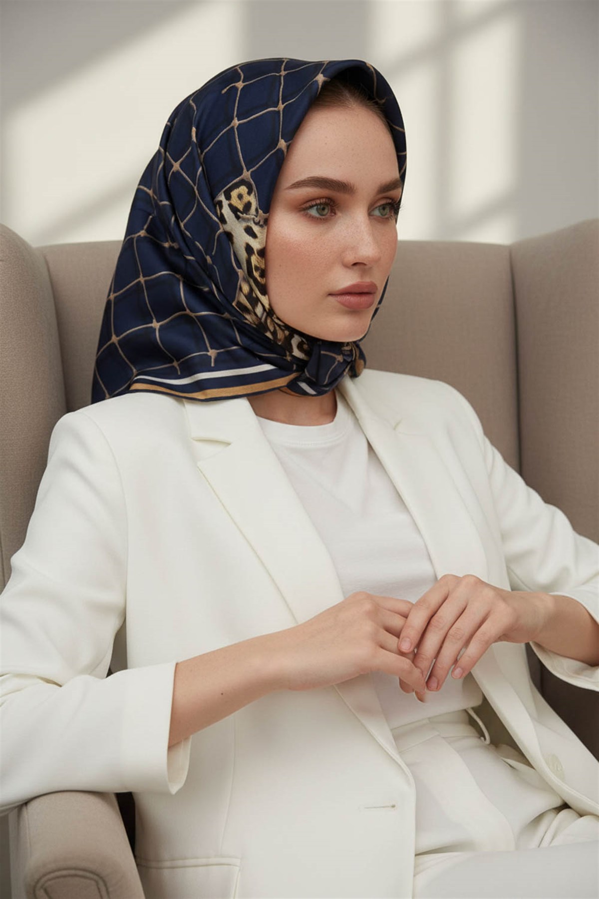%100 Twill İpek Leopar Desenli Lacivert Renkli 90x90 Eşarp Dikim Şekli : El Dikişi