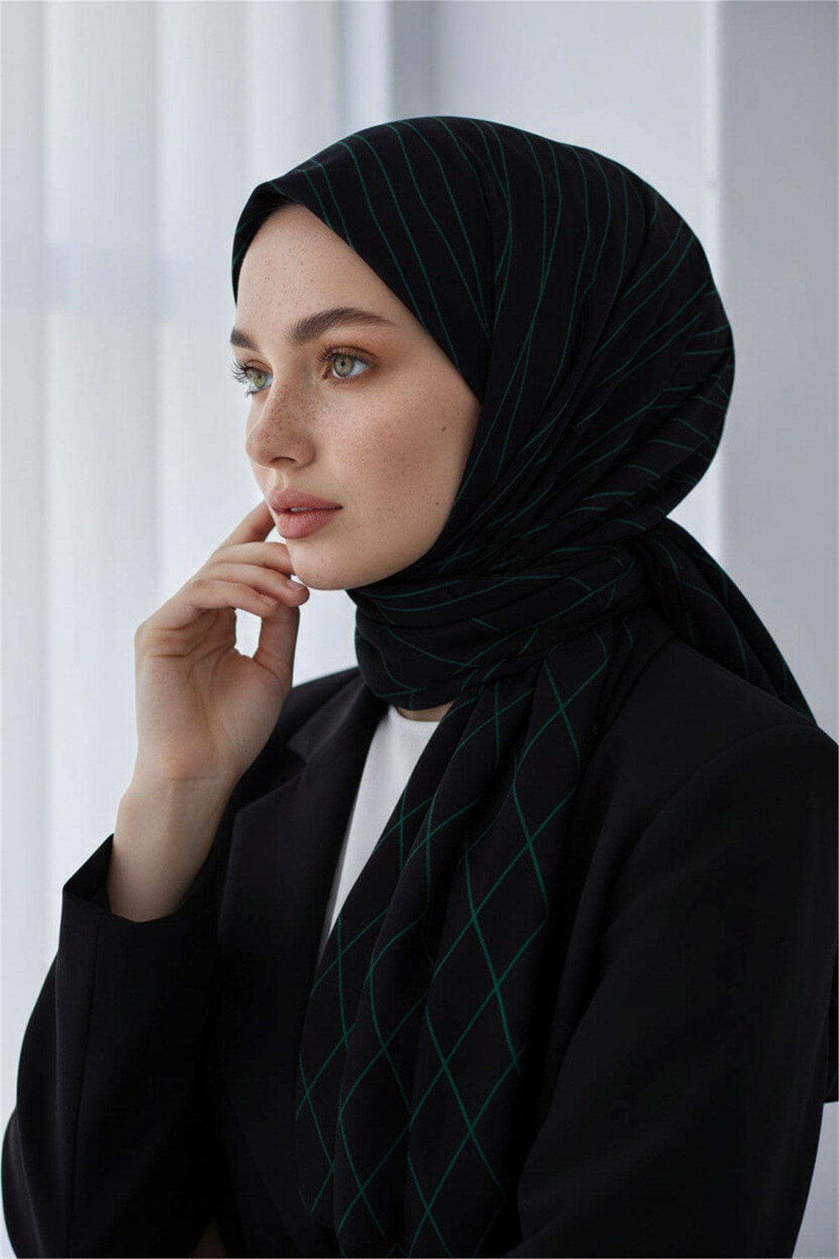 KREP GEOMETRİK DESENLİ PETROL YEŞİLİ RENKLİ 75X195 KIRIŞMAZ ŞAL