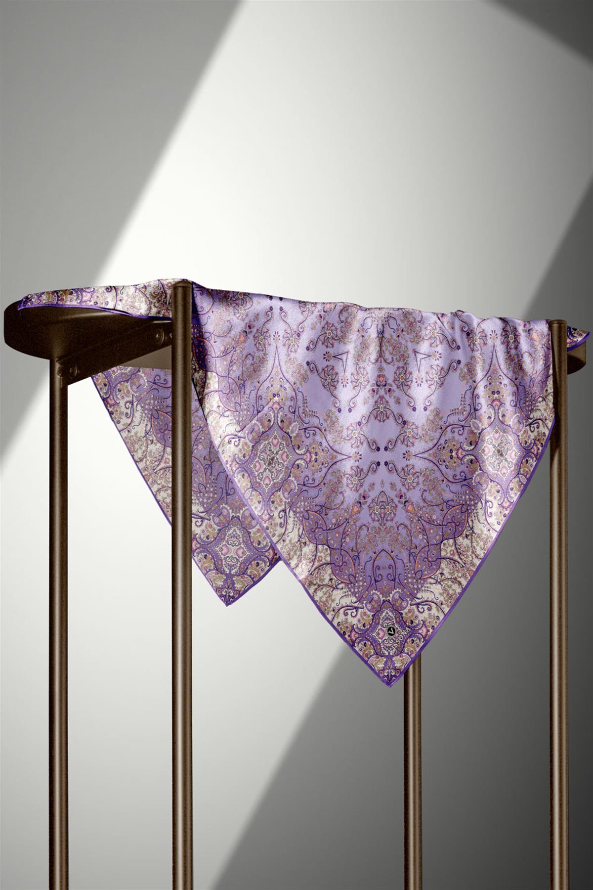 %100 Twill İpek Şal Desenli Lila Renkli 90x90 Eşarp Dikim Şekli : El Dikişi