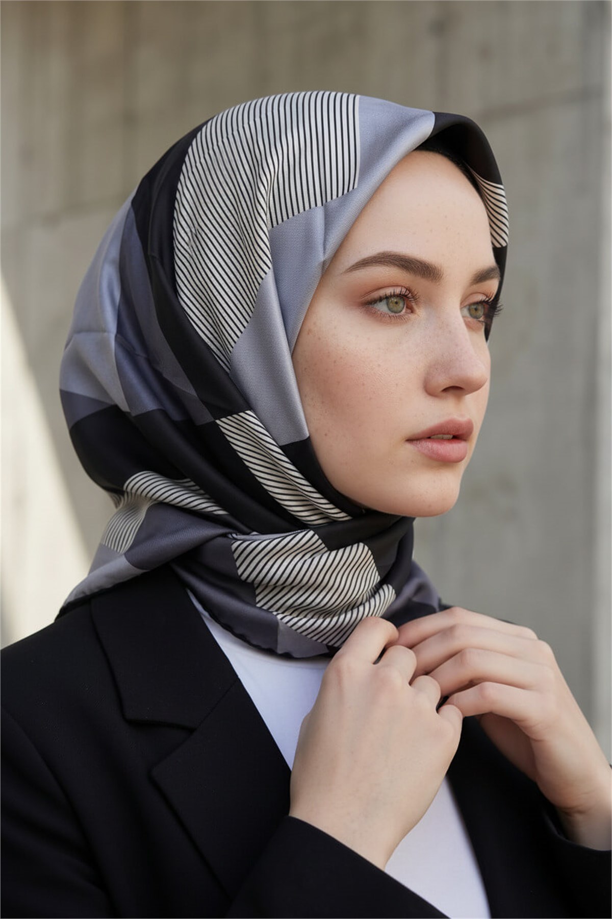 %100 Twill İpek Eşarp 90x90 Siyah Gri Geometrik Çizgi Desenli El Dikişli Kadın Eşarp