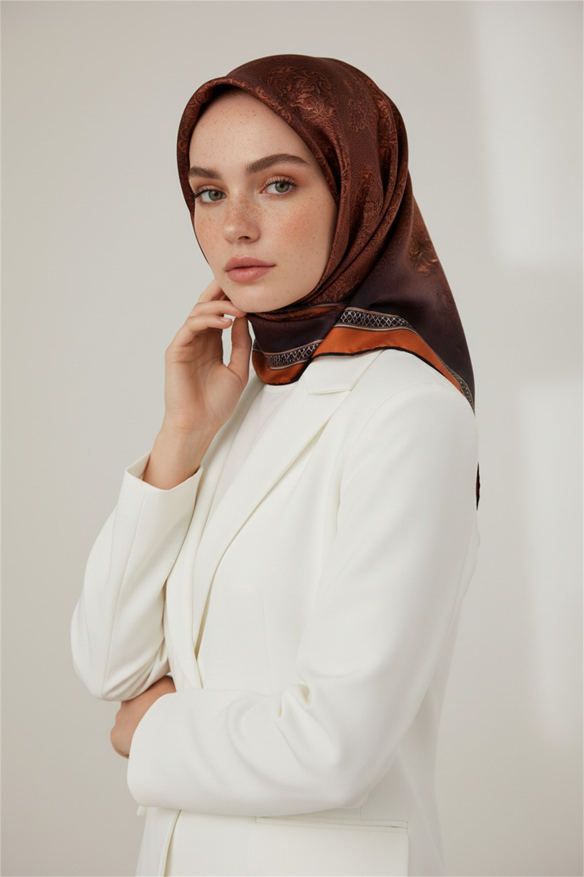 %100 Twill İpek Eşarp 90x90 Taba Barok Desenli El Dikişli Kadın Eşarp