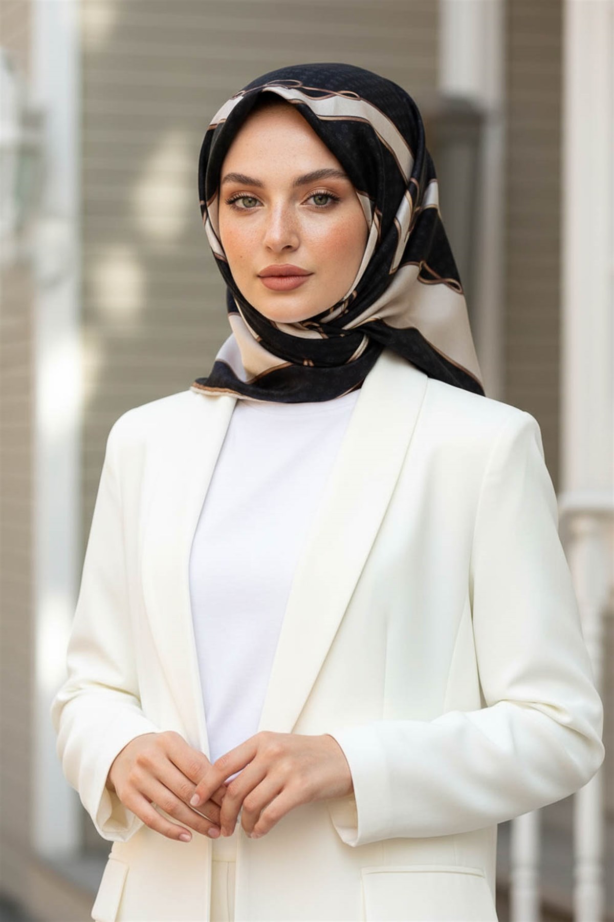 %100 Twill İpek Puantiyeli ve Geometrik Desenli Siyah - Krem Renkli 90x90 Eşarp Dikim Şekli : El Dikişi