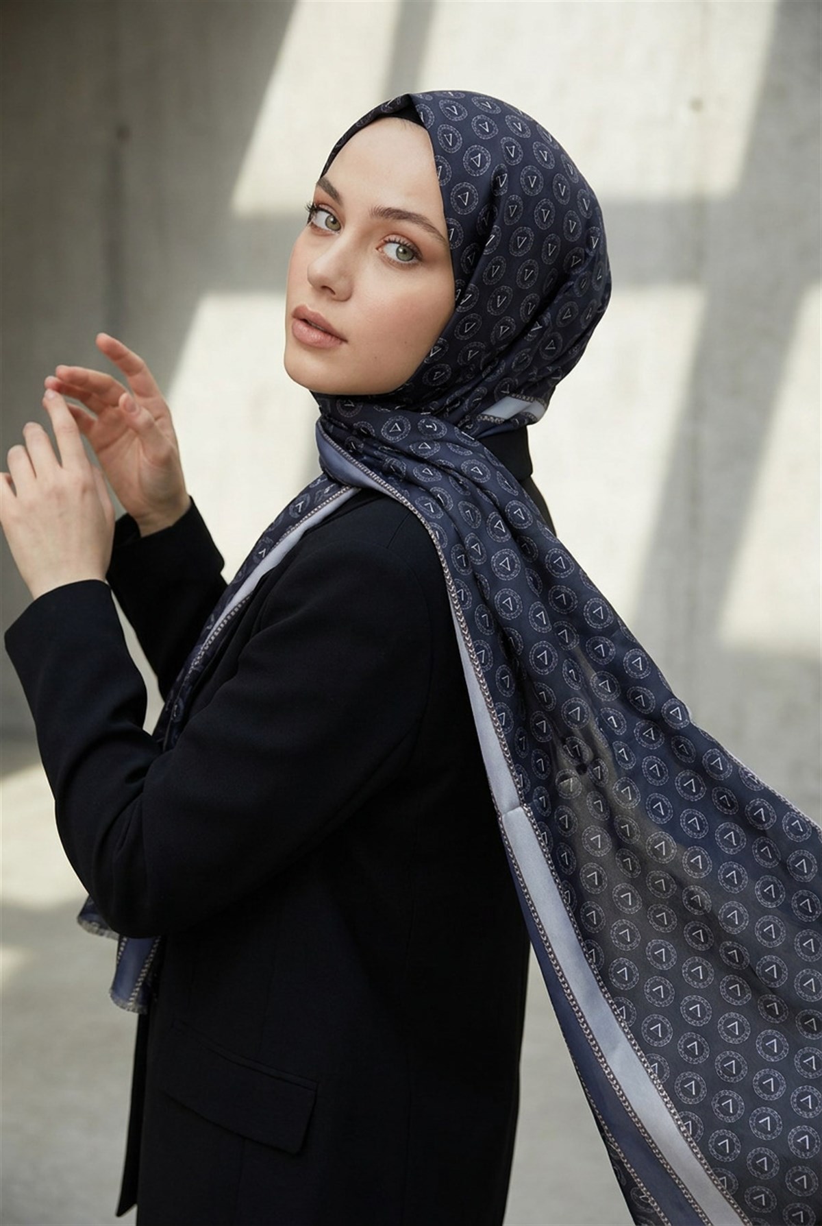 %100 Saf İpek Şal İnce Saten Vual Dokuma Monogram Desenli Füme - Siyah Renkli 90x210 Şal