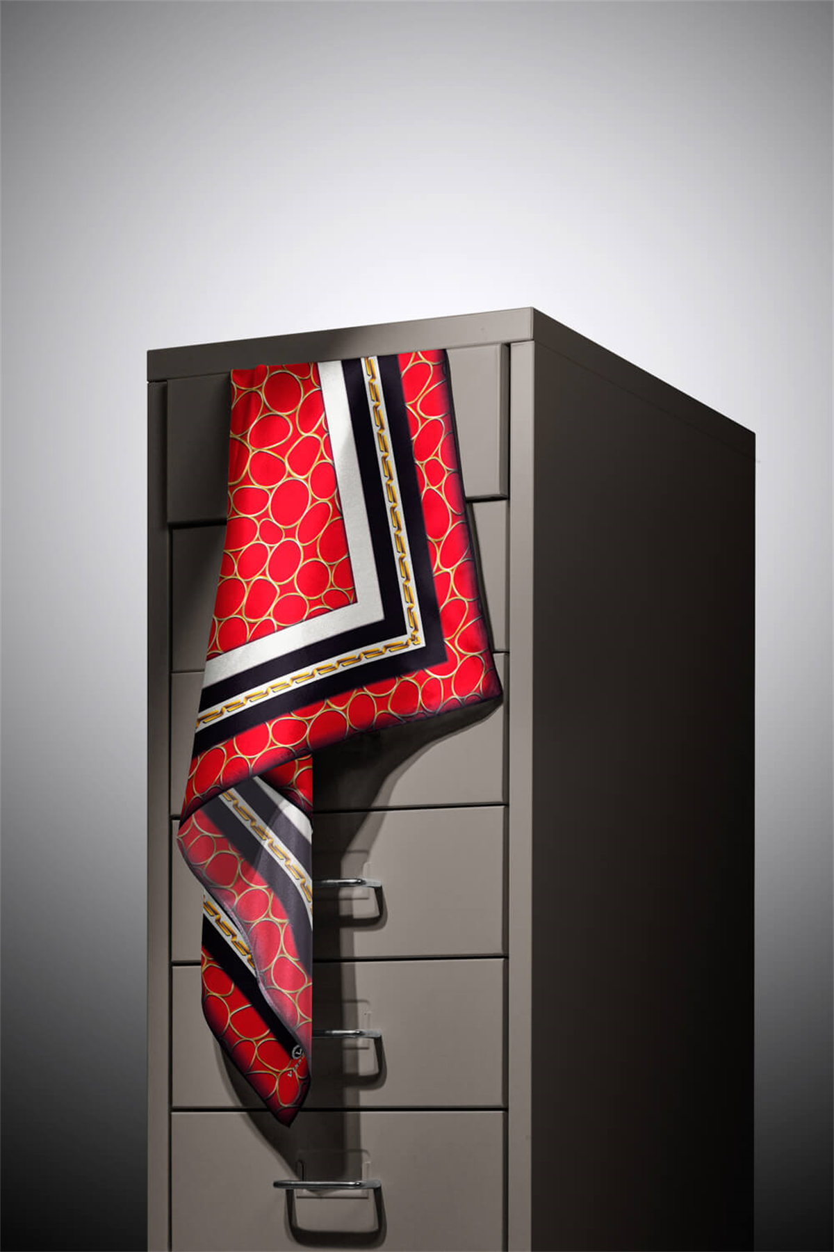 %100 Twill İpek Zincir Desenli Kırmızı - Siyah Renkli 90x90 Eşarp Kenar Dikiş Şekli El Dikişli